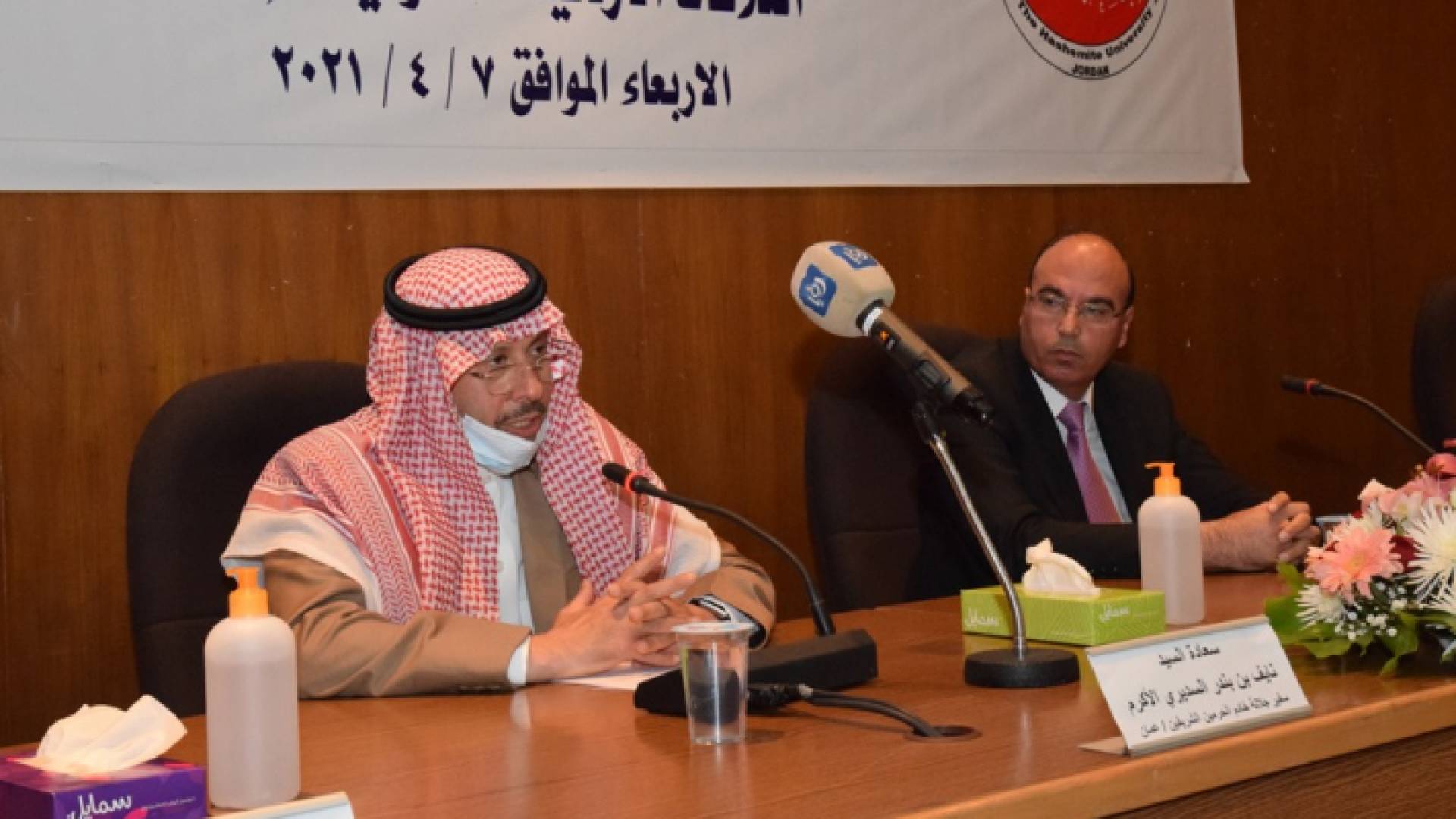 السفير السعودي في عمان يتحدث خلال محاضرة العلاقات الأردنية السعودية إلى أين في الجامعة الهاشمية