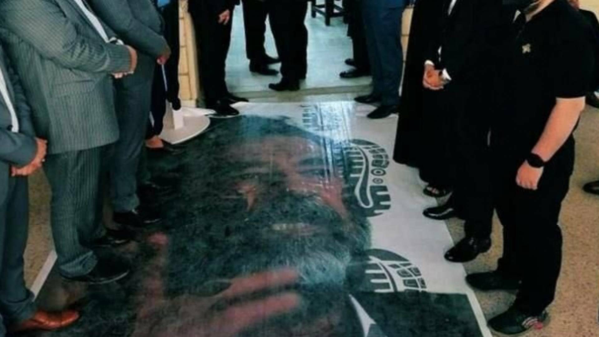 صورة صدام حسين على مدخل مجلس العزاء