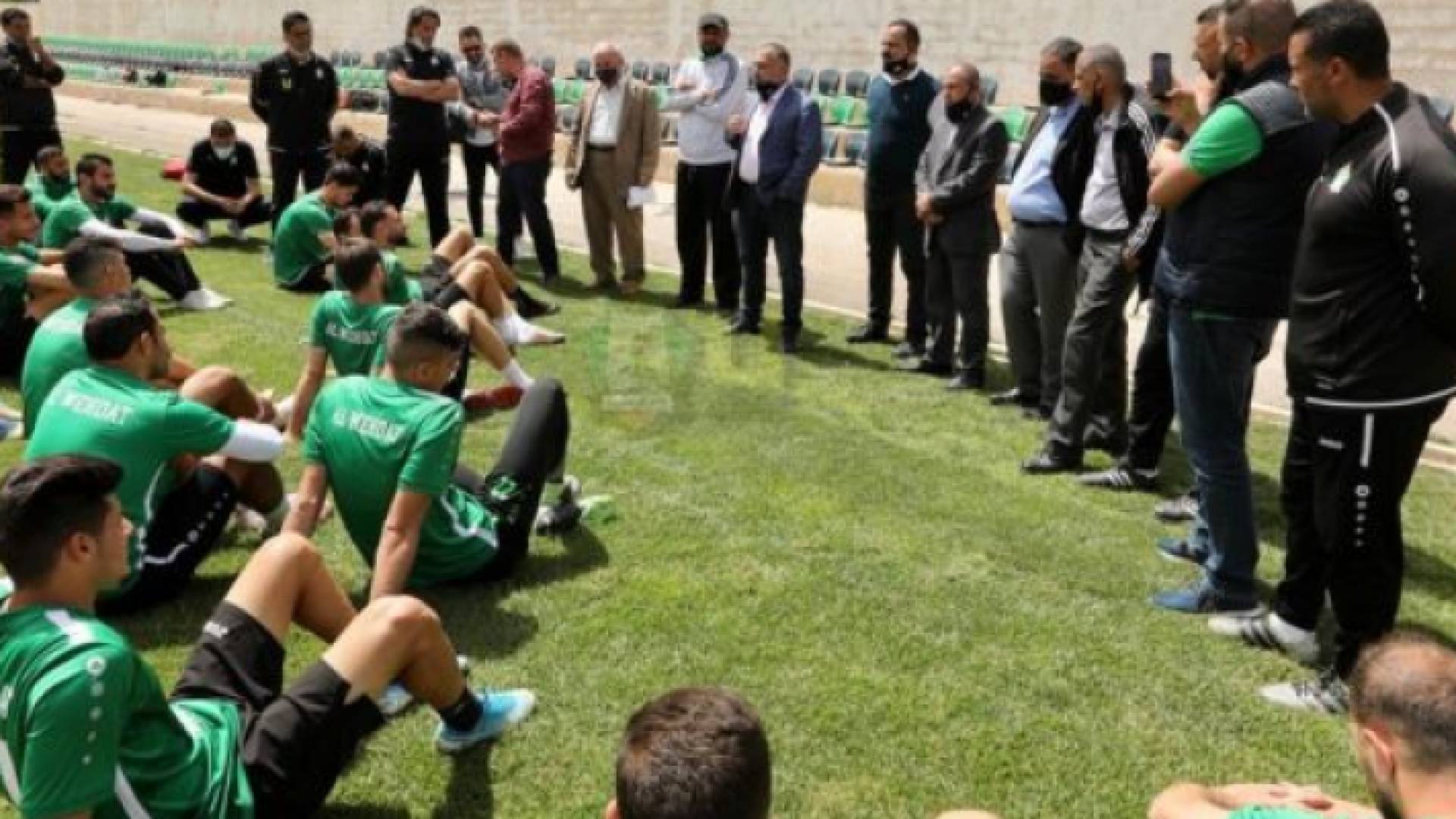 الحوامدة خلال لقاء اللاعبينر