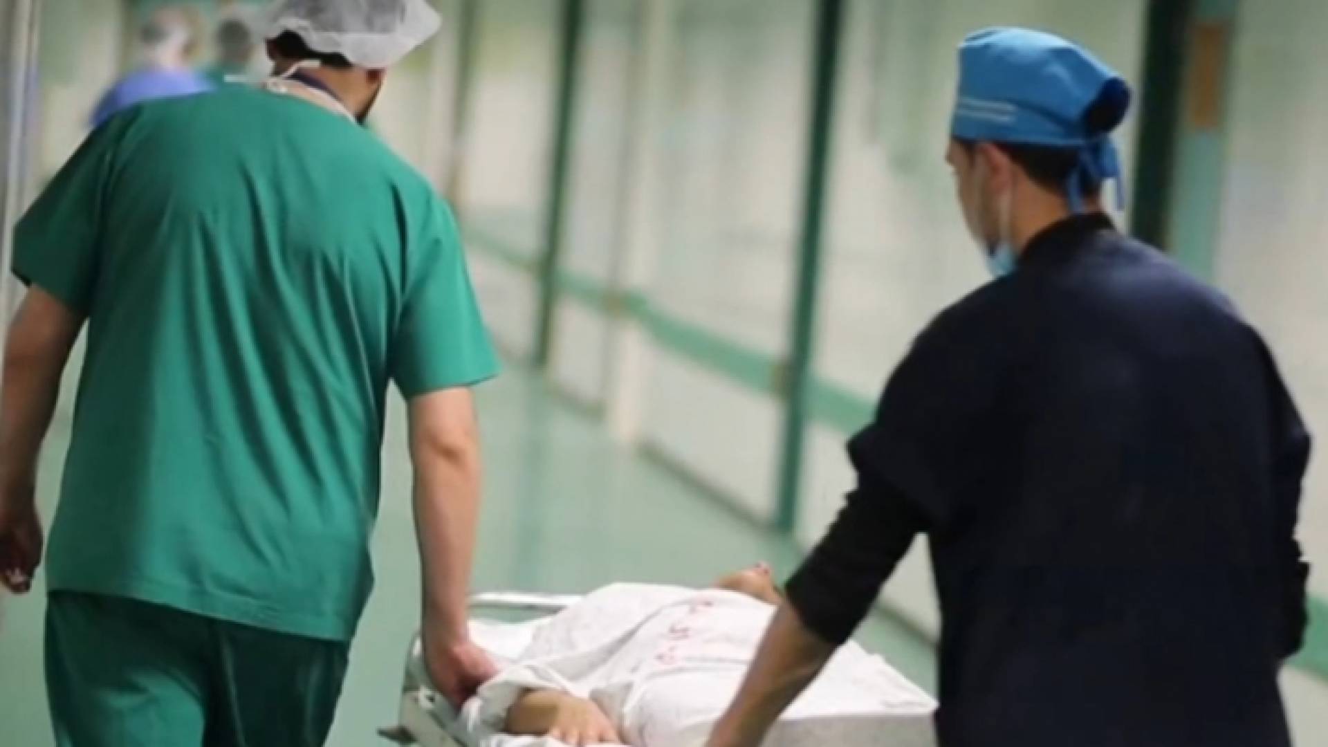 مرضى ينقلون أحد المرضى بفيروس كورونا في أحد مستشفيات قطاع غزة