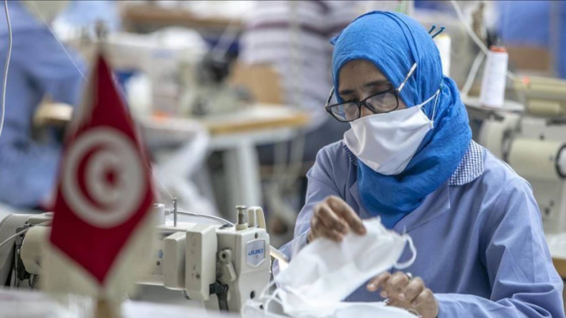 سيدة تعمل في أحد مصانع الكمامات في تونس