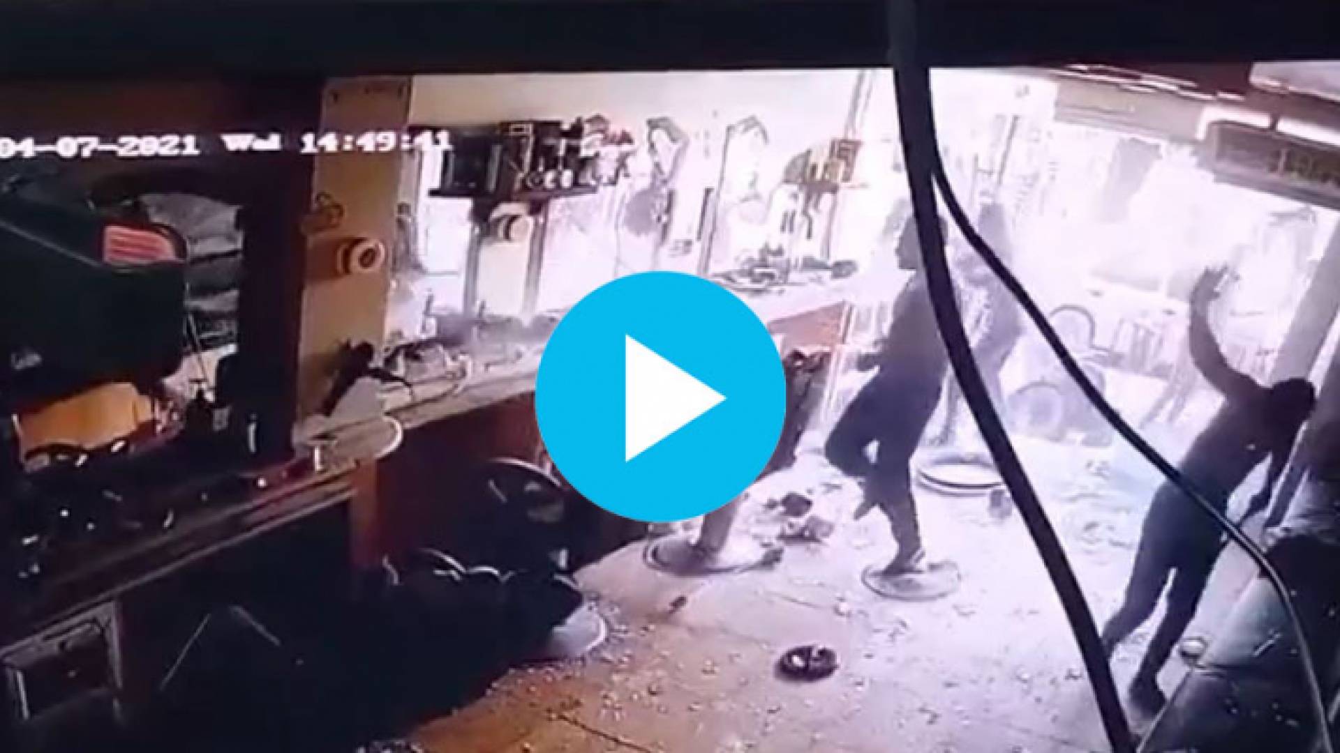 مجهولون يحطمون "صالون حلاقة" في محافظة المفرق