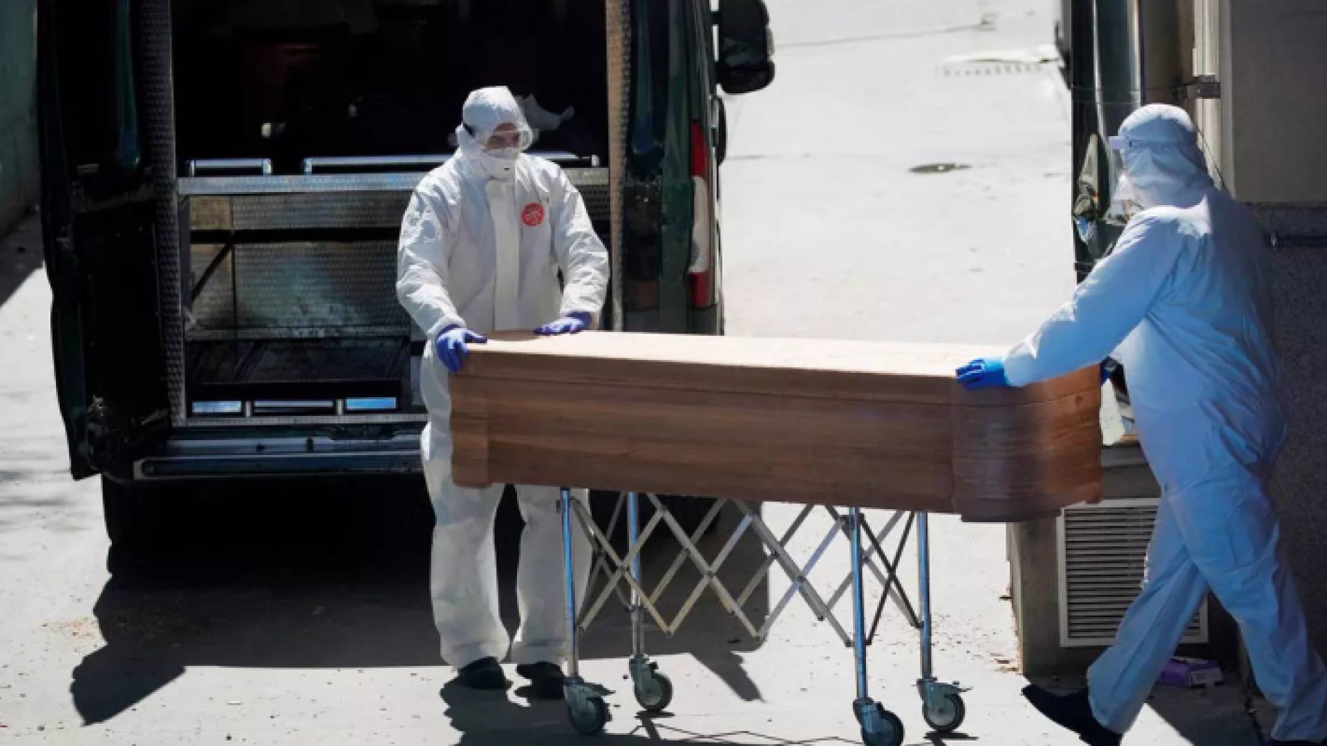 أرشيفية لتشييع متوفى بكورونا في إسبانيا