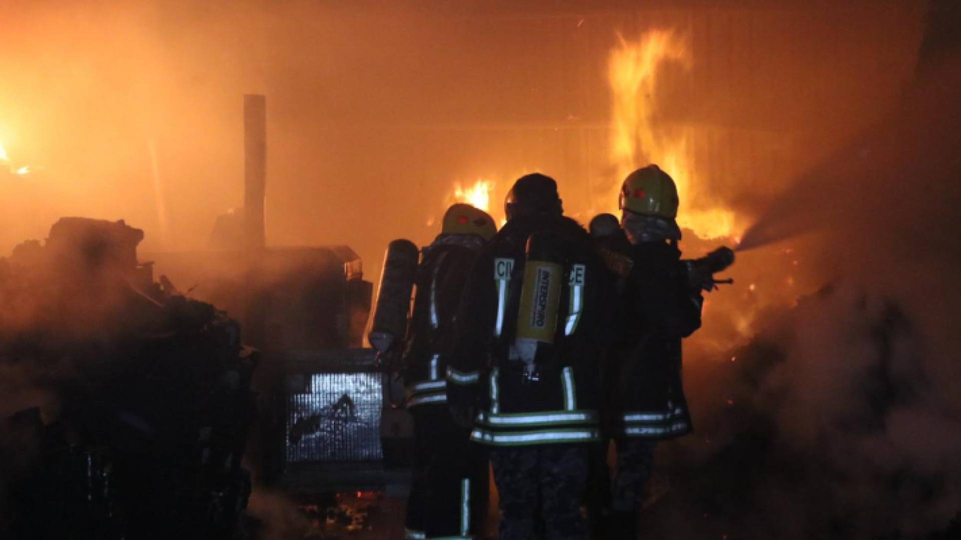 كوادر الدفاع المدني تخمد حريق المنجرة