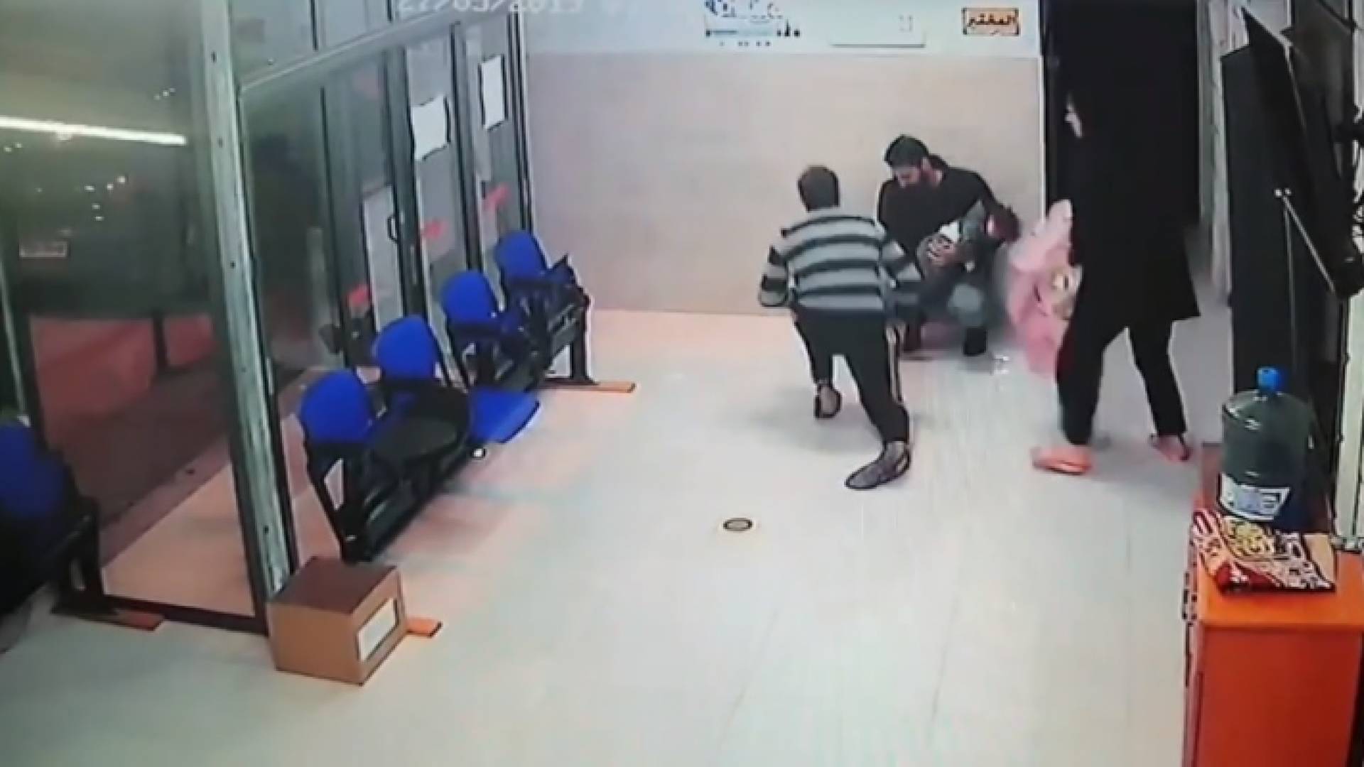 لحظة إنقاذ الطبيب للطفلة في المستشفى