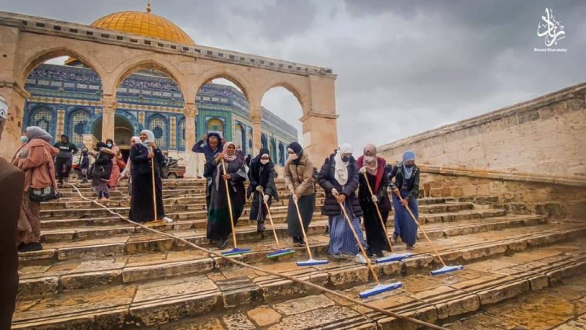 فلسطينيون ينظفون باحات المسجد الأقصى استعدادا لشهر رمضان