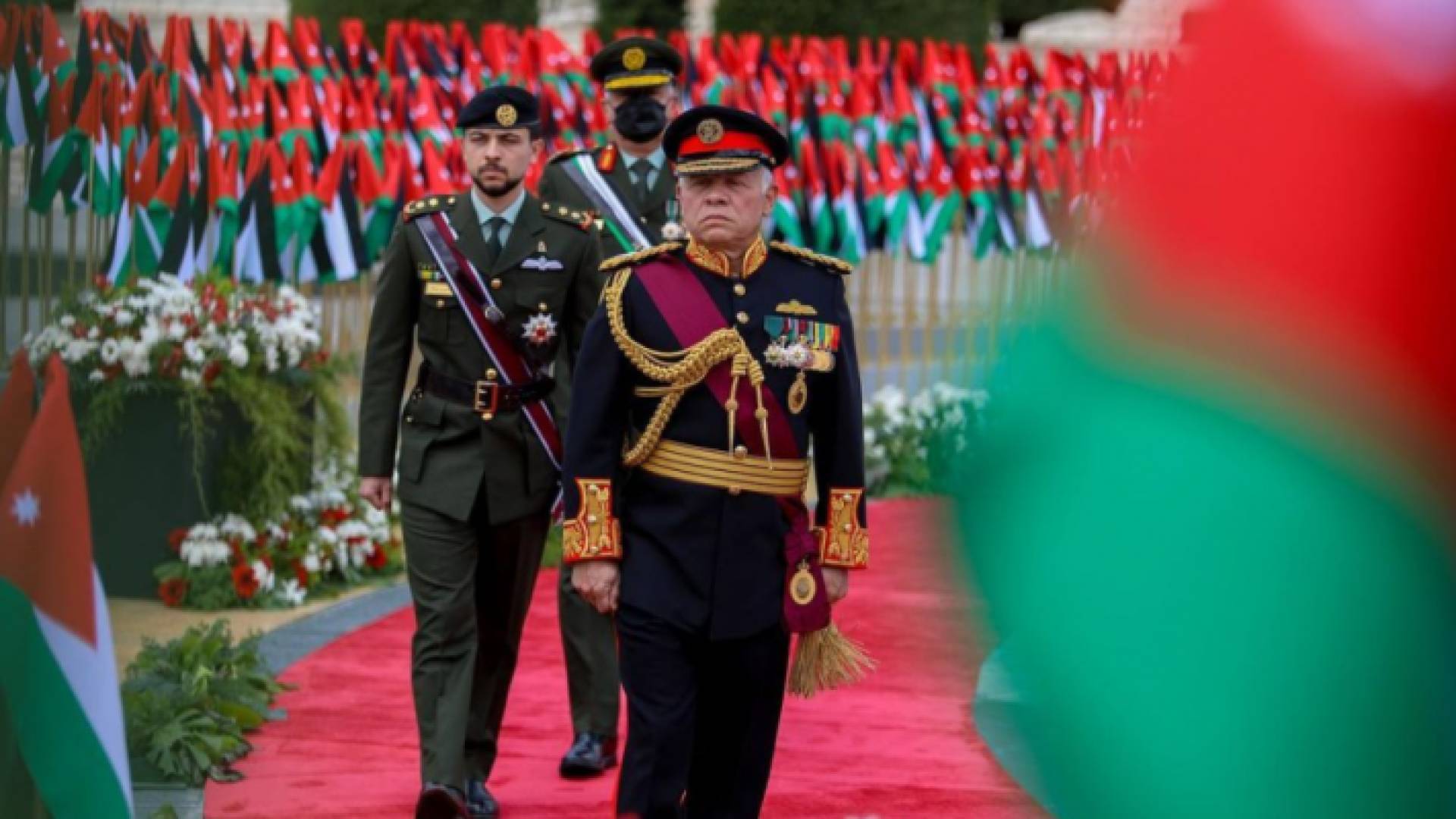 ولي العهد ينشر صورة للملك: سيشهد لك يا سيدي أنك لم تدخر جهداً لإعمار هذا الوطن