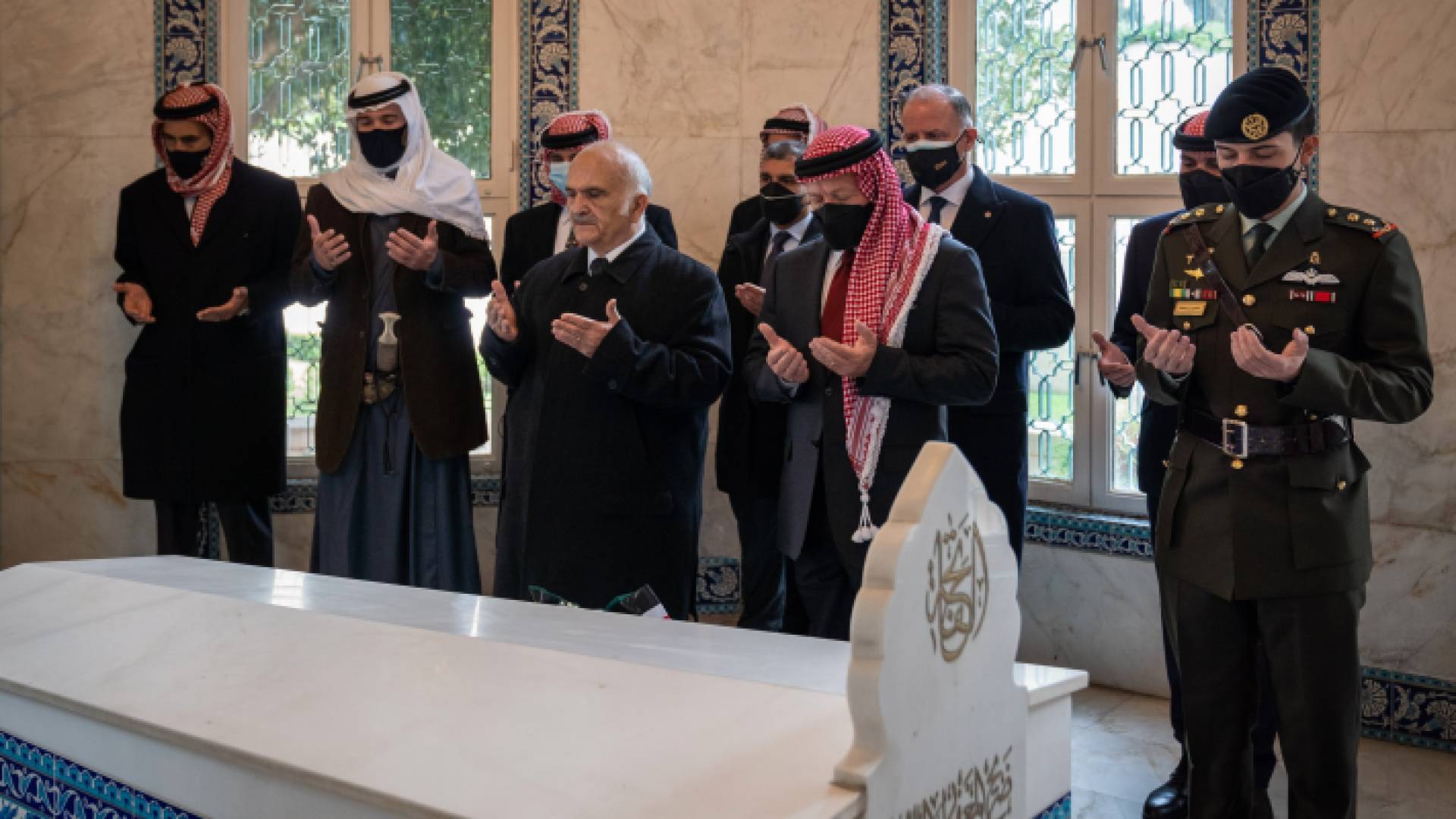 جلالة الملك عبدالله الثاني والأمراء يزورون الأضرحة الملكية - أرشيف