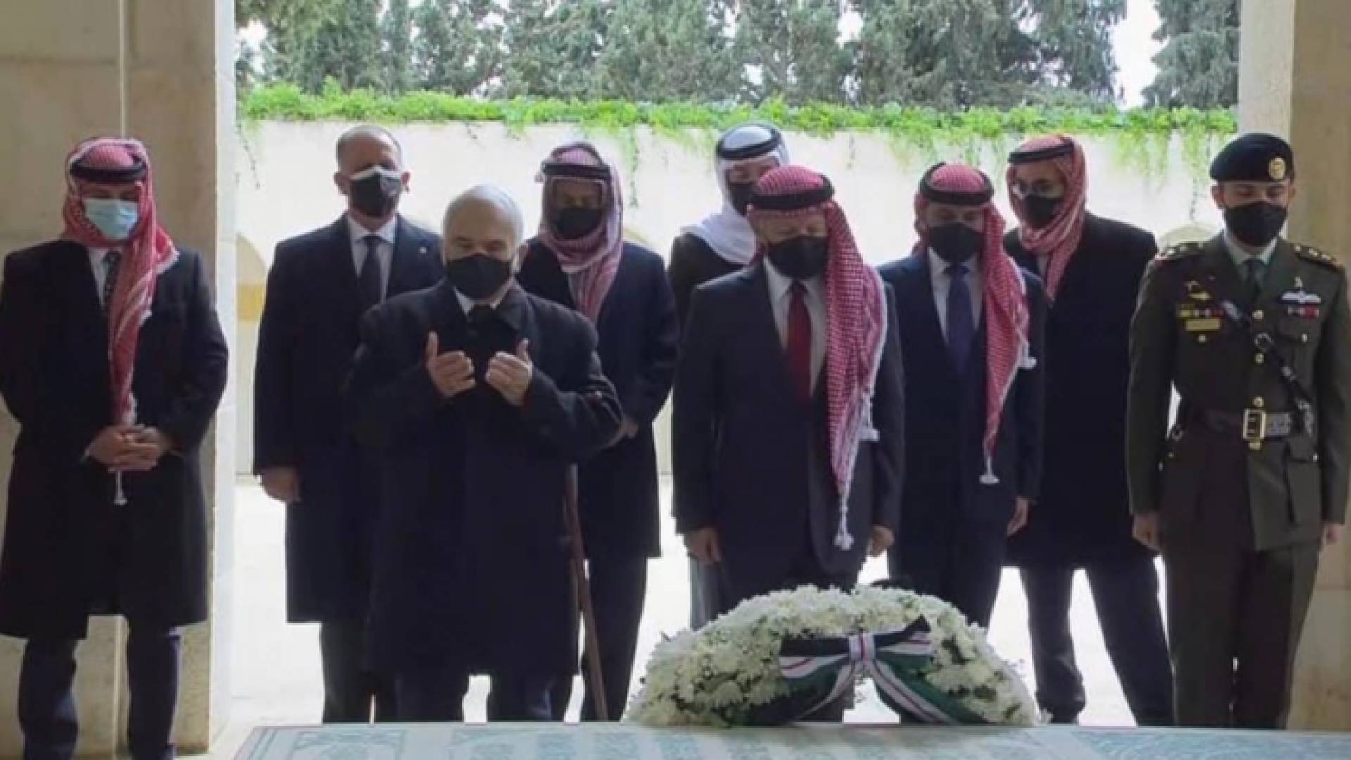 الملك والامراء يزورون الأضرحة الملكية