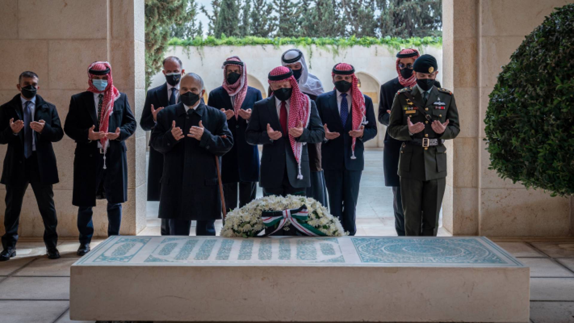 صورة نشرها الديوان الملكي لجلالة الملك ومجموعة من الأمراء بينهم الامير حمزة - تويتر