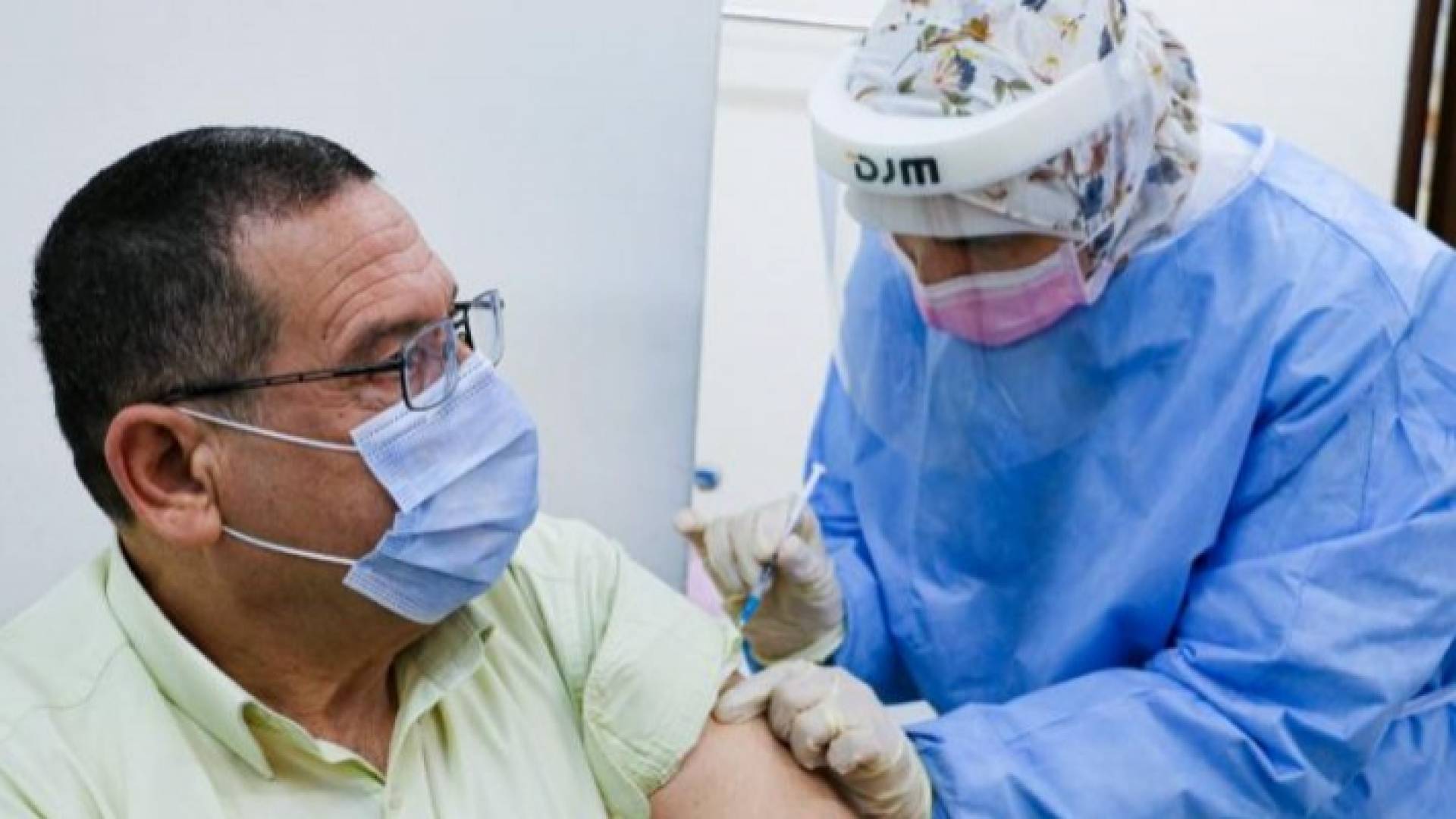 مواطن يتلقى لقاح فيروس كورونا - ارشيفية
