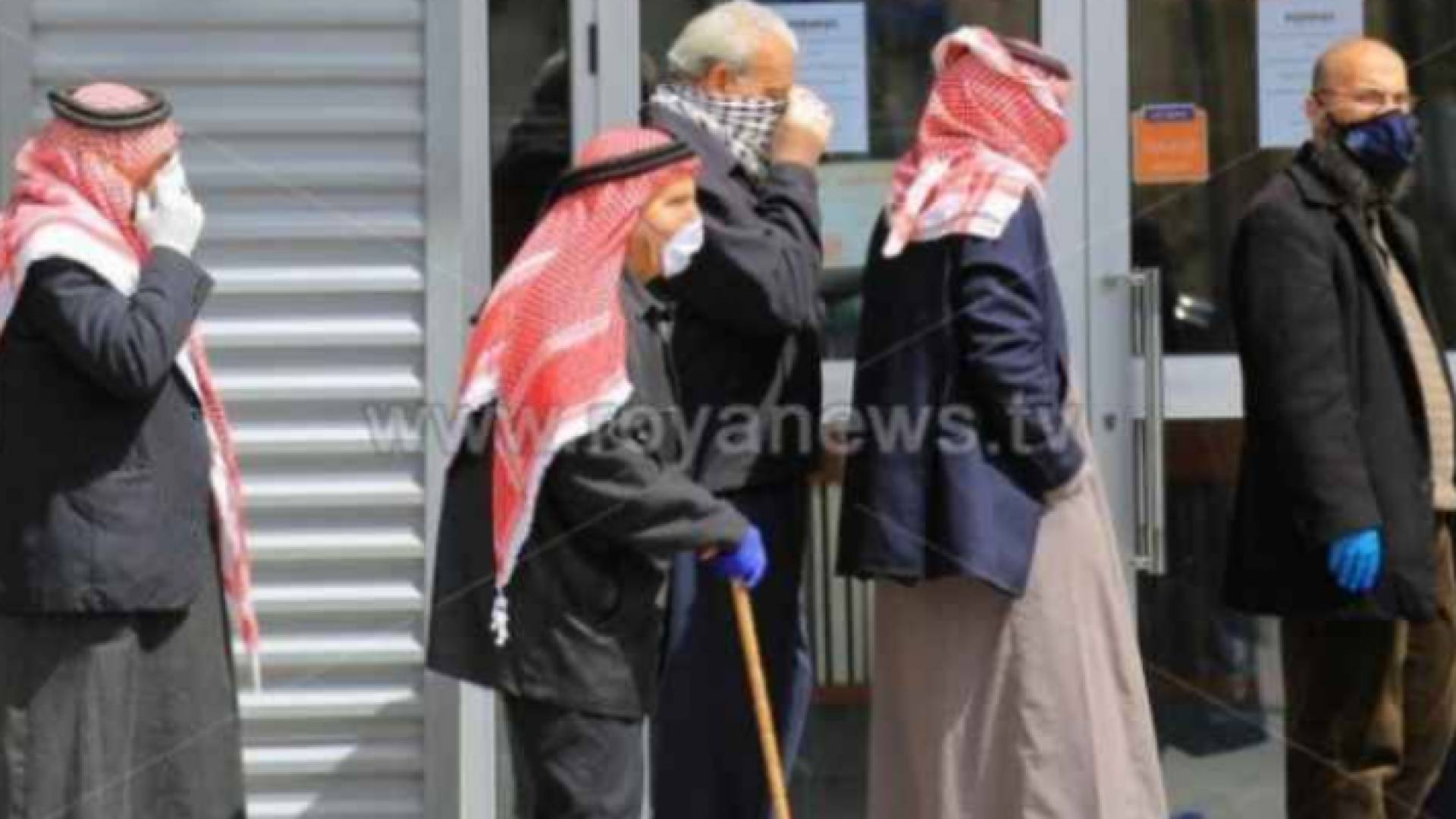 أرشيفية لمواطنين يرتدون كمامة في وسط عمان