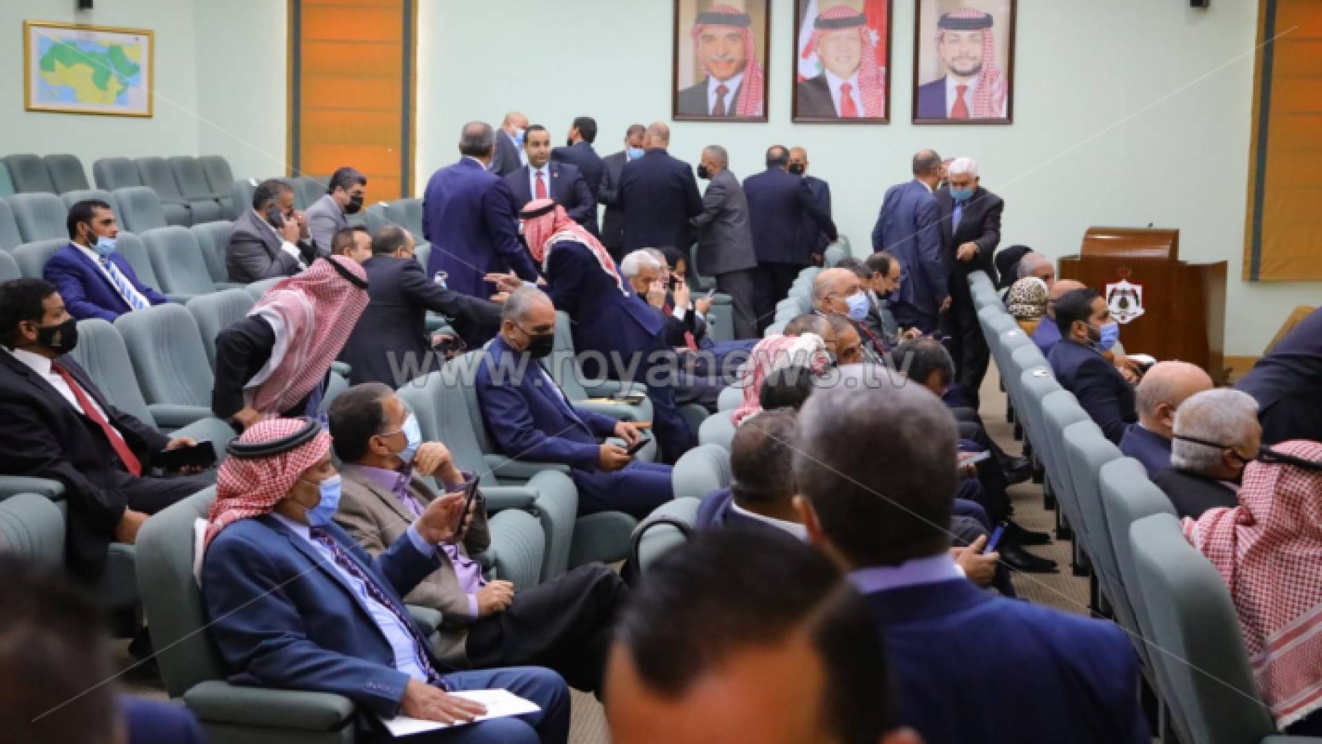 النواب خلال الاجتماع مع الحكومة