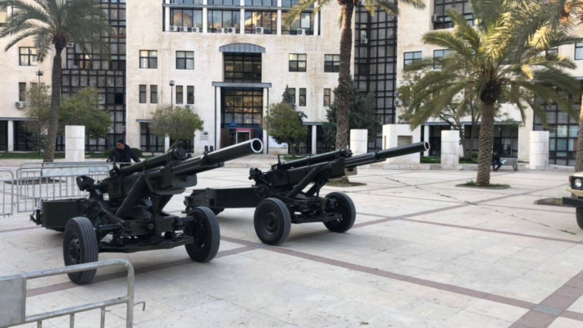 صورة المدفع في ساحة مبنى أمانة عمان الكبرى