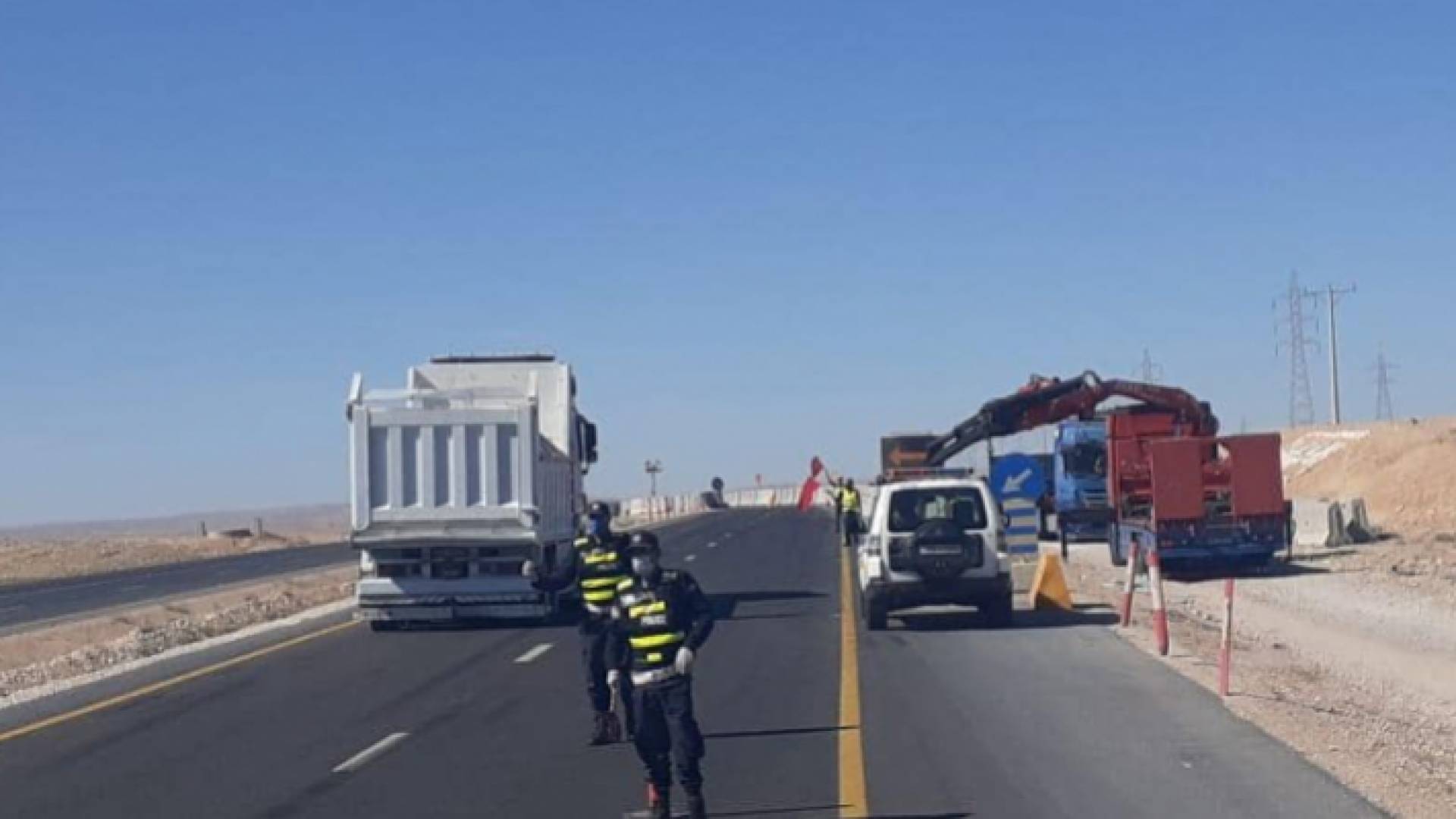 أفراد من الأمن العام يتعاملون مع حادث سير على الطريق الصحراوي