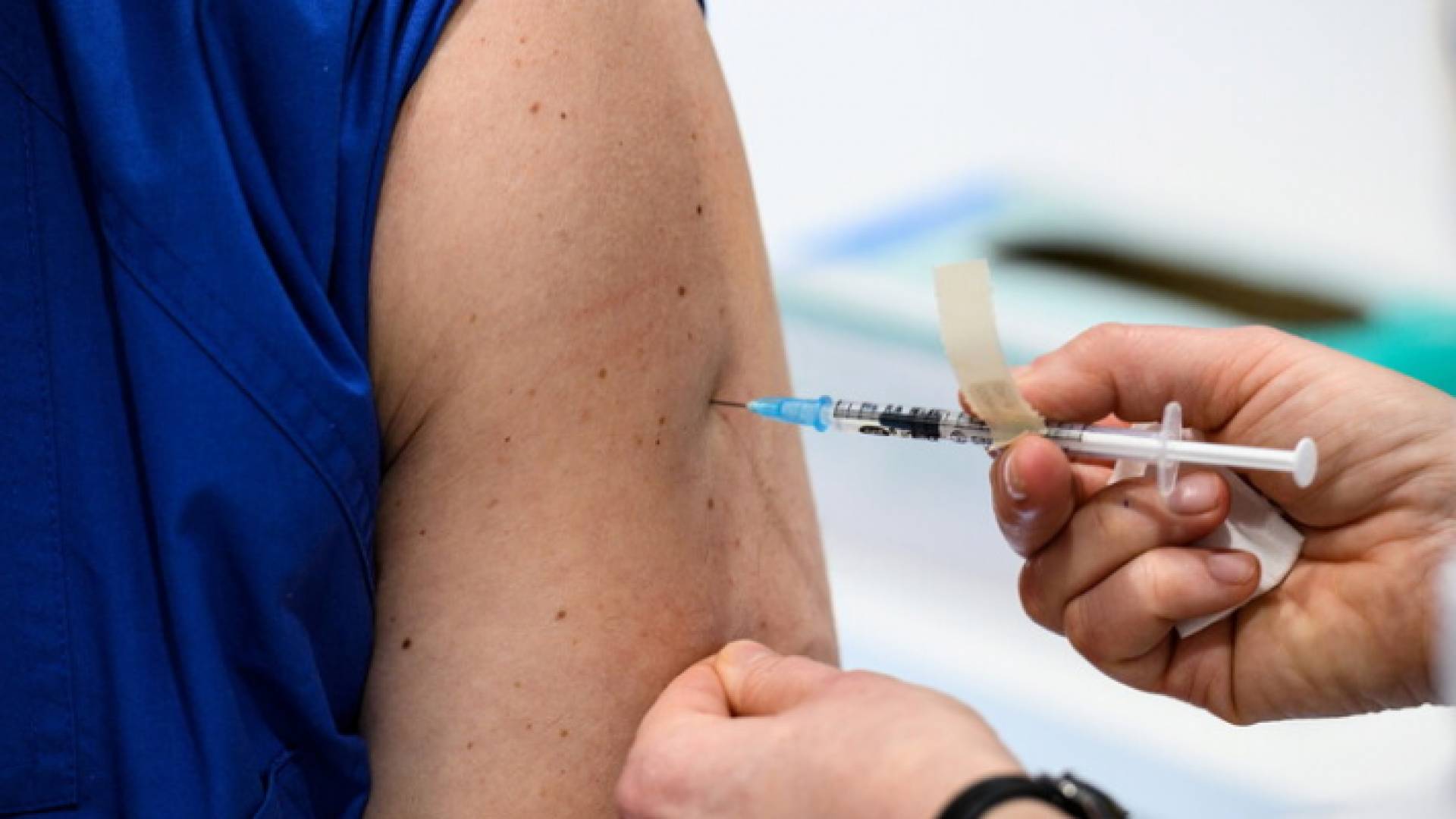 شخص يتلقى لقاح كورونا -أرشيفية