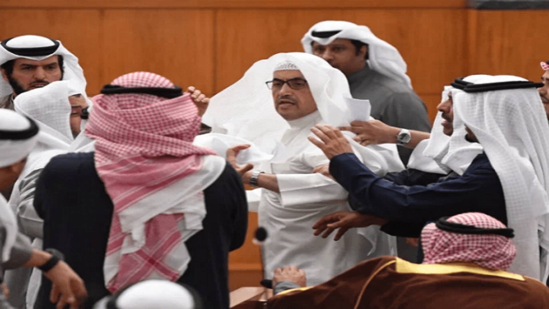 اشتباك بالأيدي تحت قبة البرلمان الكويتي