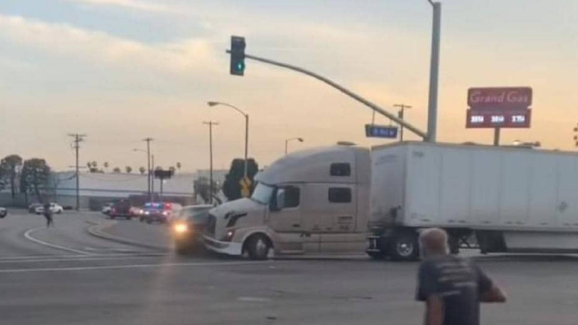 الشاب المصري أوقف شاحنته الضخمة لاعتراض طريق سيارة القاتل الهارب