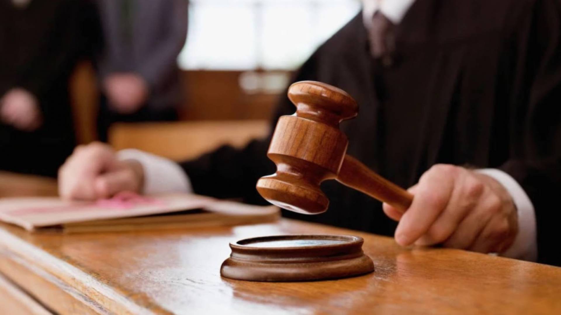 مطرقة قاضي - تعبيرية