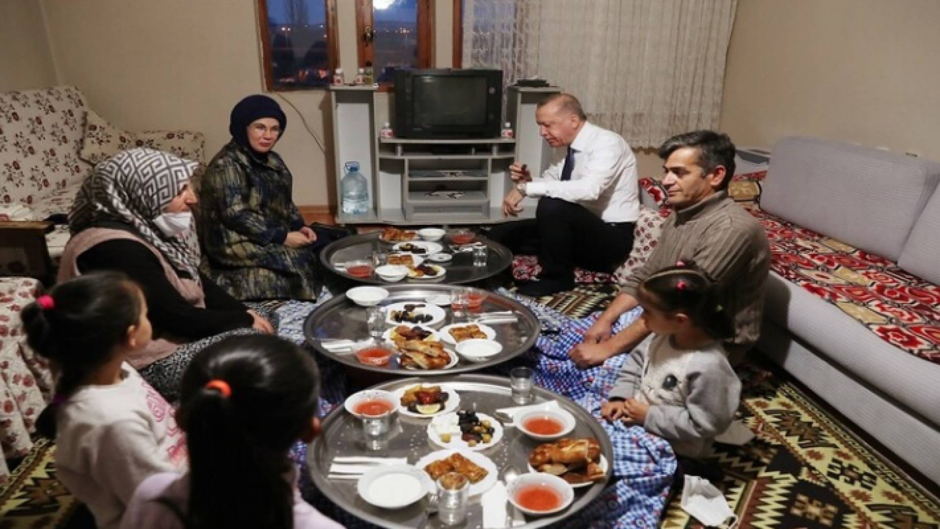 الرئيس التركي رجب طيب أردوغان ضيفا على مائدة إفطار أحدى العائلات التركية