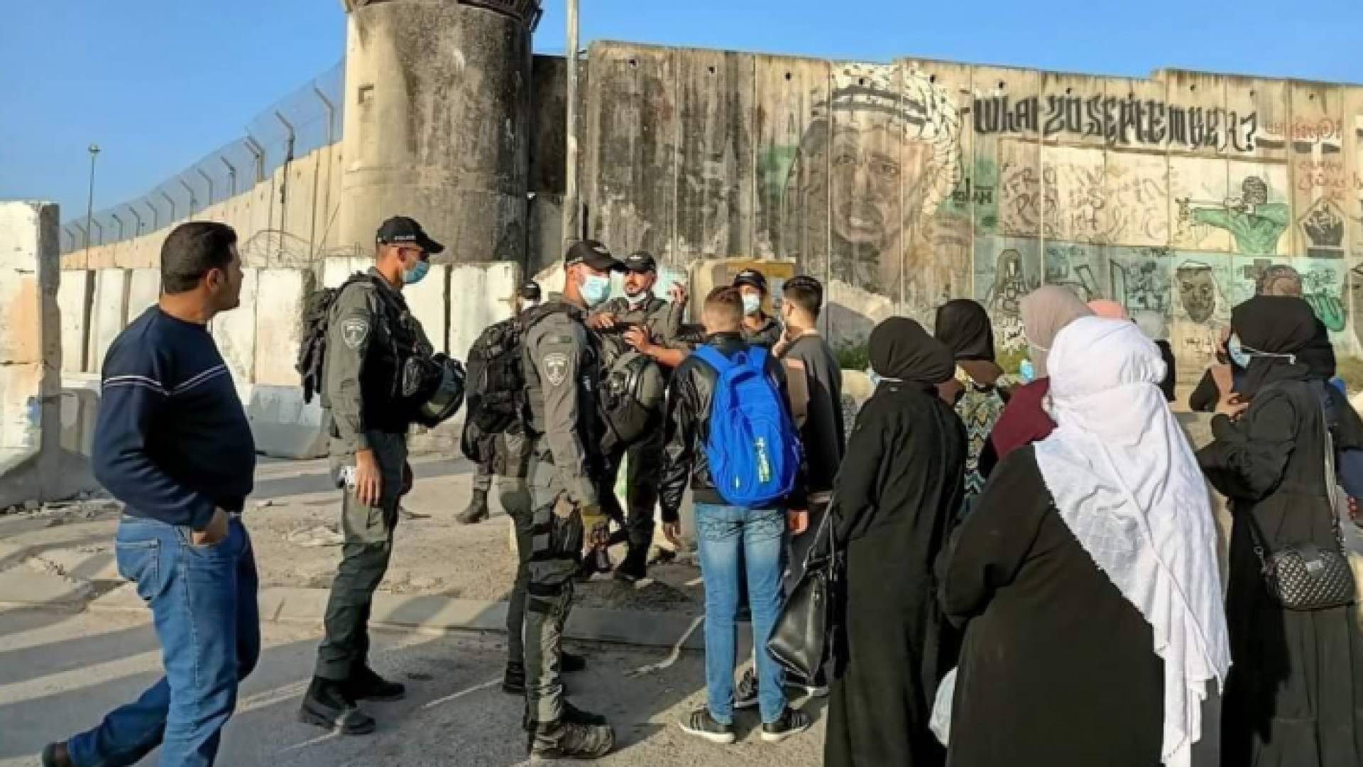 دورية للاحتلال الإسرائيلي تقوم بتفتيش فلسطينيين ذاهبين لأداء صلاة الجمعة في المسجد الأقصى