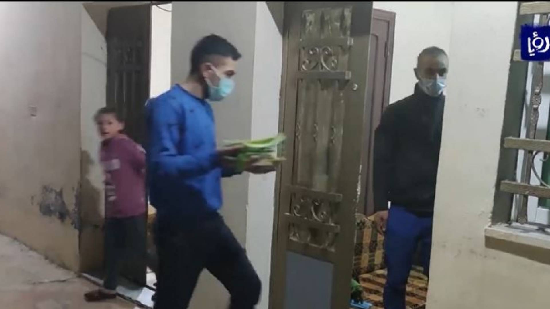 تبادل أطباق رمضان .. عادة طوتها جائحة كورونا في ملف النسيان