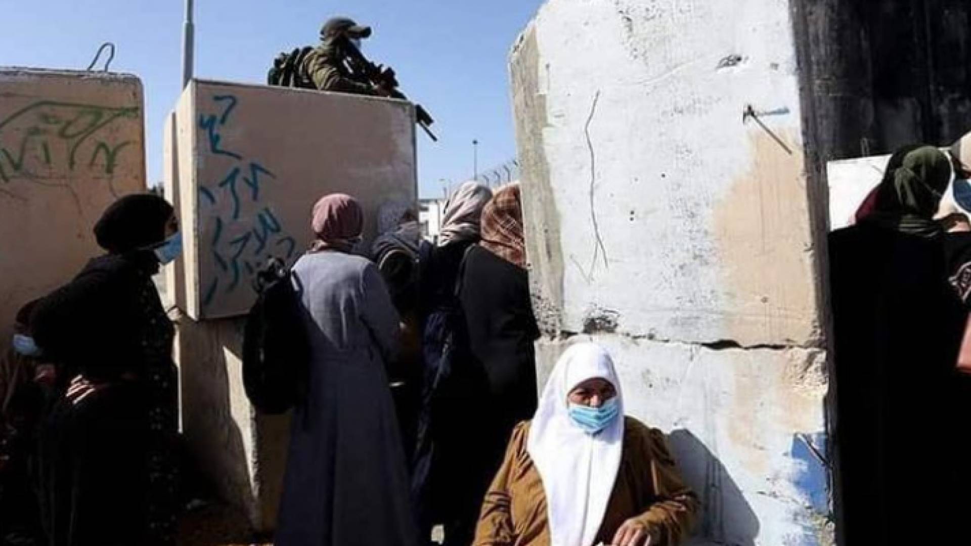 الاحتلال يعيق دخول الفلسطينيين للمسجد الأقصى