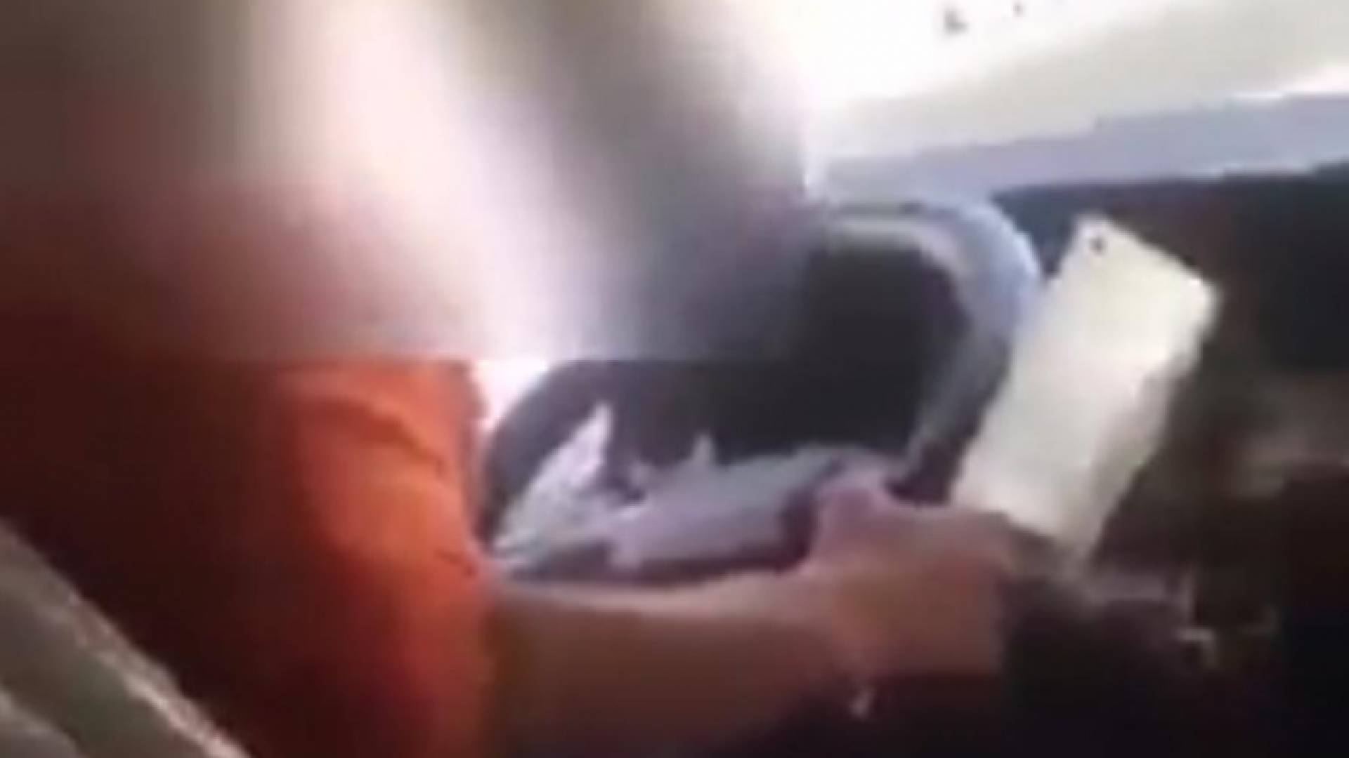 الرجل وهو يحمل الأداة الحادة أثناء قيادته على الطريق العام