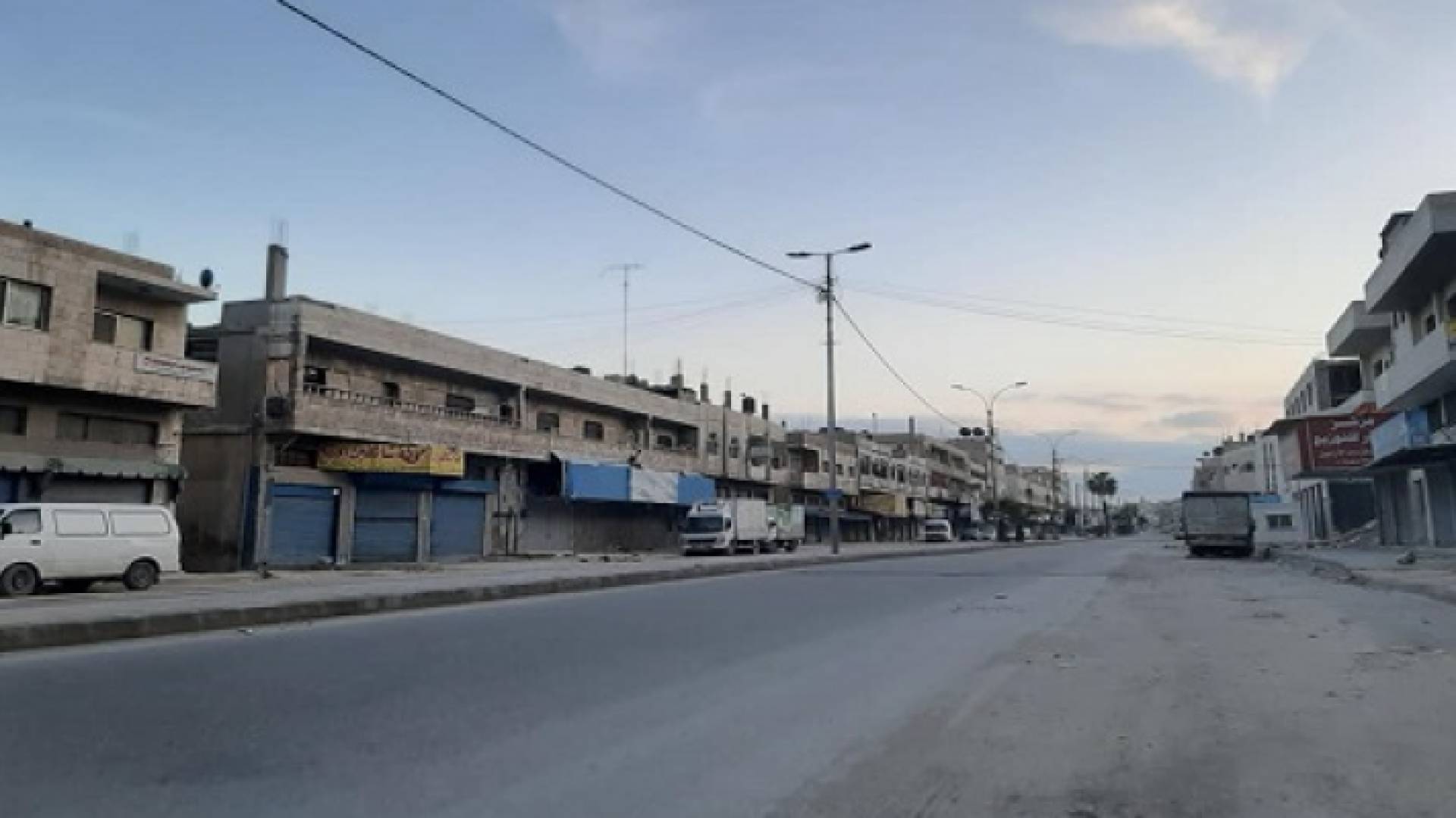 ارشيفية لشارع خالي من السيارات خلال الحظر الشامل