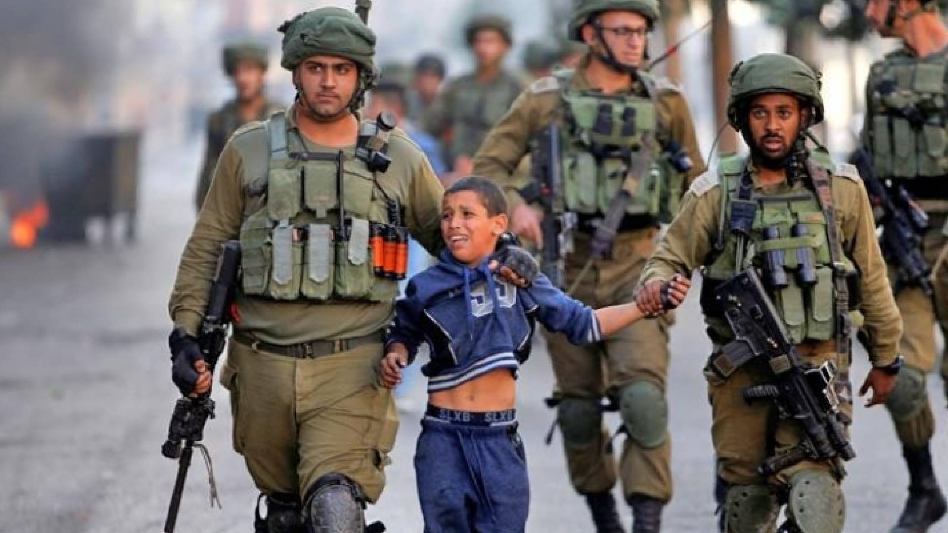 جنود الاحتلال الإسرائيلي يعتقلون طفلا فلسطينيا