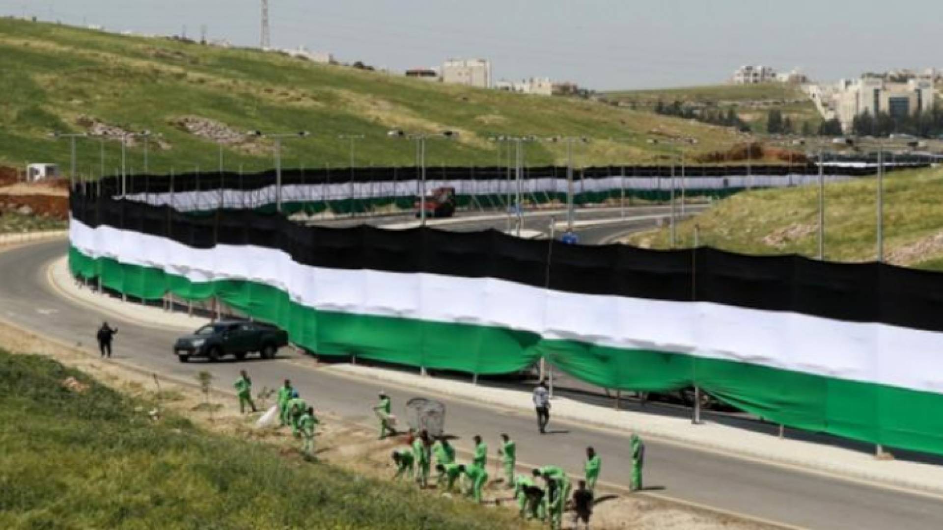 أكبر لافتة معلقة في العالم وتجسد العلم الأردني بطول 2132