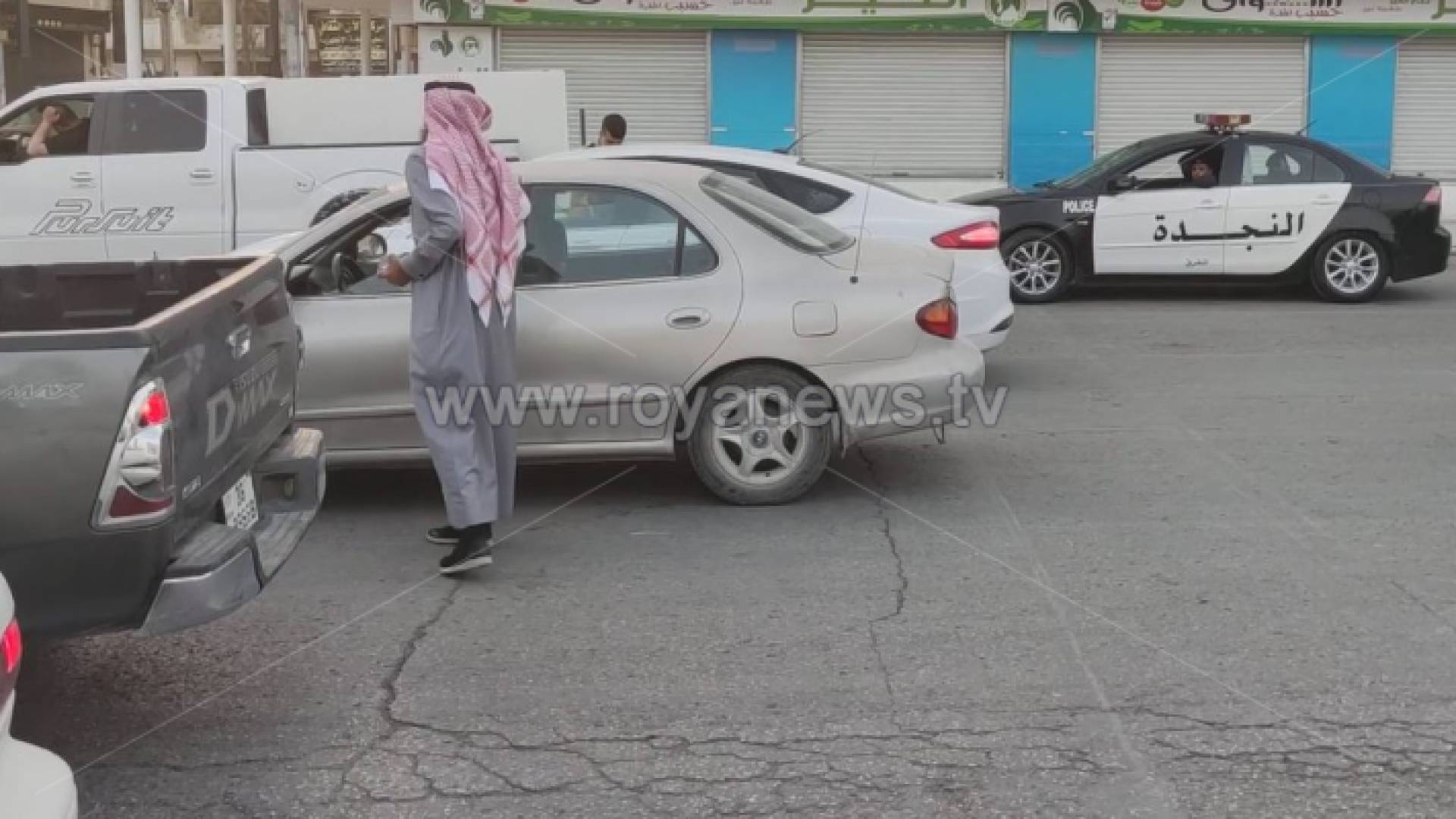 خلال توزيع المتطوعين الماء والتمر