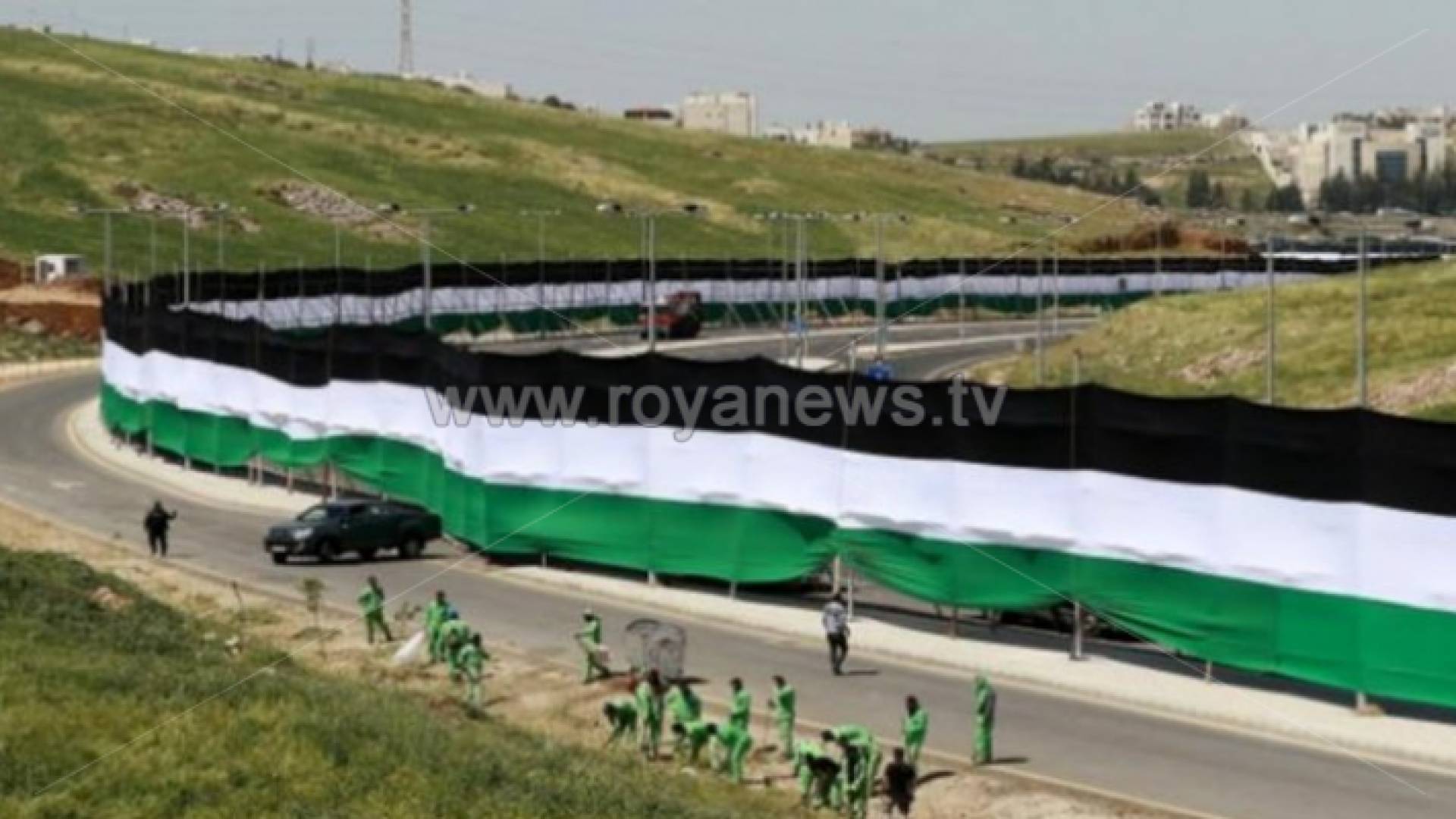 العلم الذي كانت تطمح أمانة عمان بدخوله موسوعة "غينيس" كأكبر علم في العالم