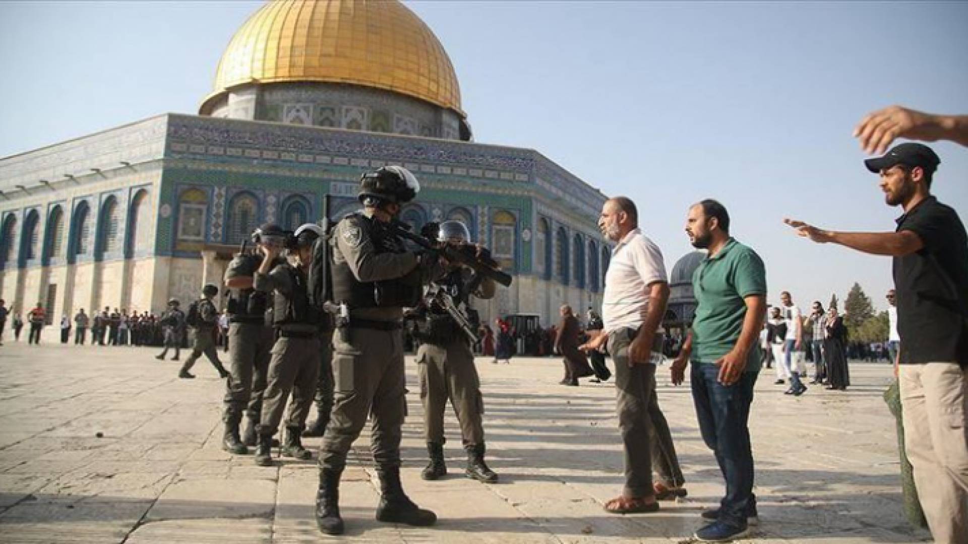 جنود الاحتلال يتحمون باحات الأقصى