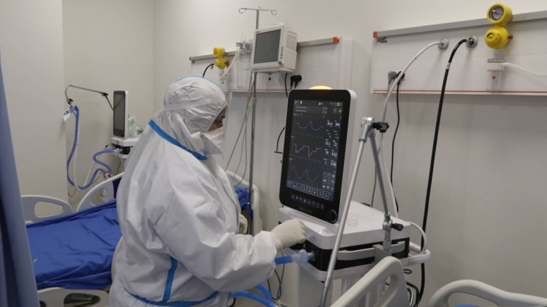 من داخل إحدى غرف العناية الحثيثة بأحد المستشفيات الخاصة
