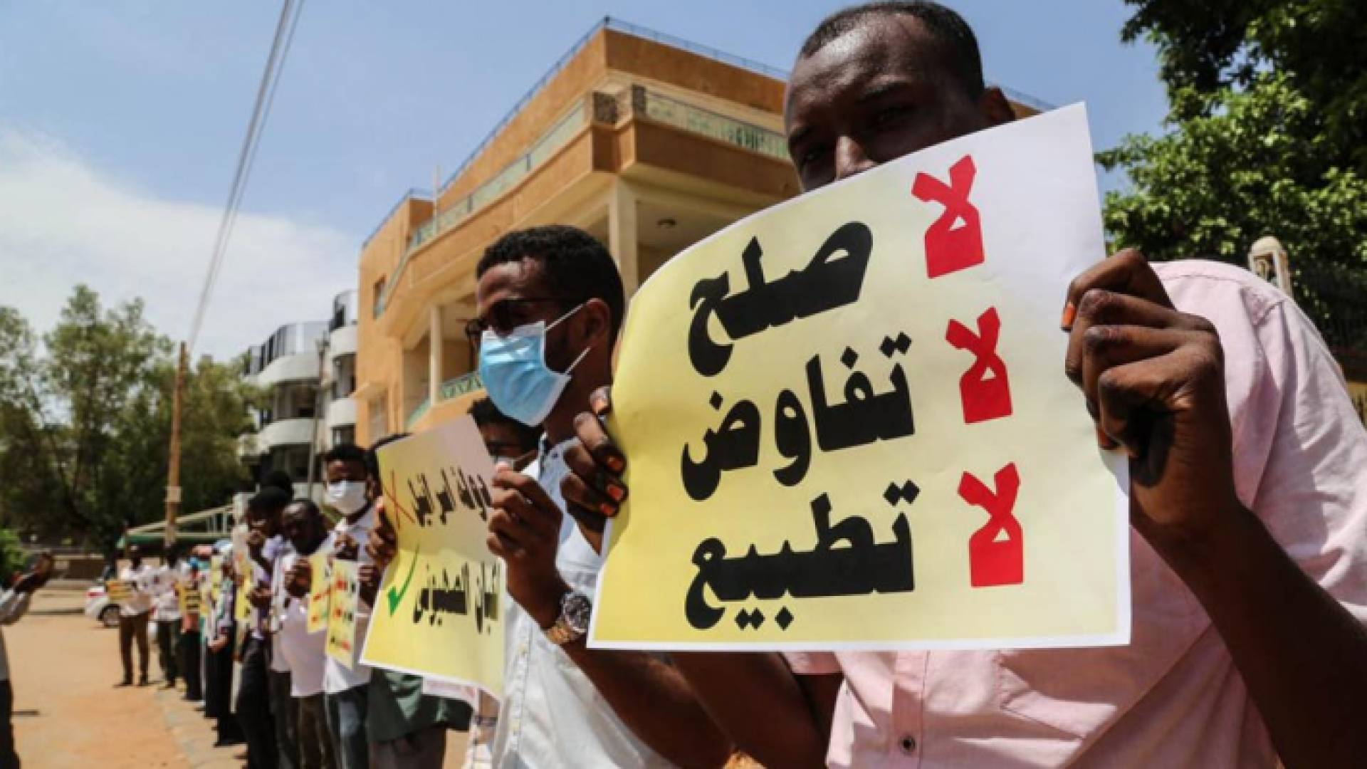 شباب سودانيون يرفضون التطبيع مع الاحتلال الاسرائيلي