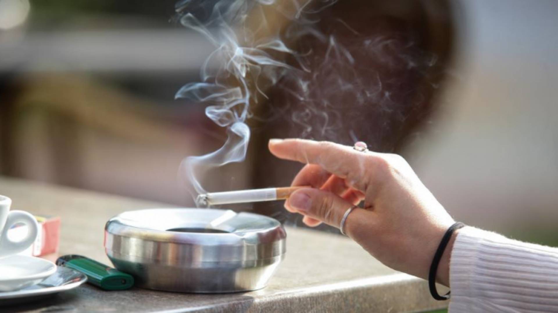 سيدة تدخن سيجارة