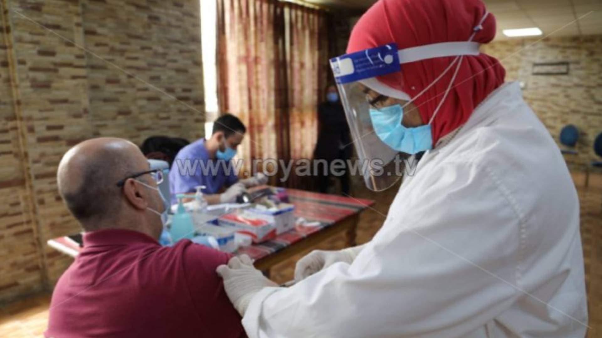 خلال تلقيح أحد المواطنين في أحد المراكز الحكومية