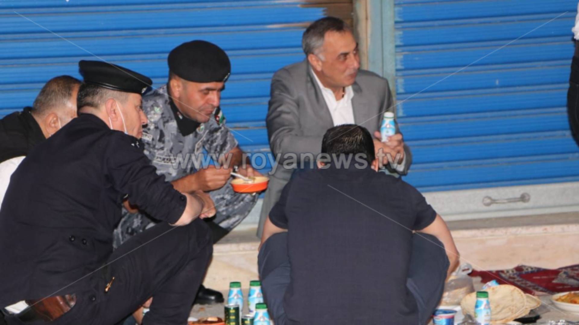 محافظ المفرق وقادة الاجهزة الامنية في المحافظة يشاركون نقاط الغلق افطارهم