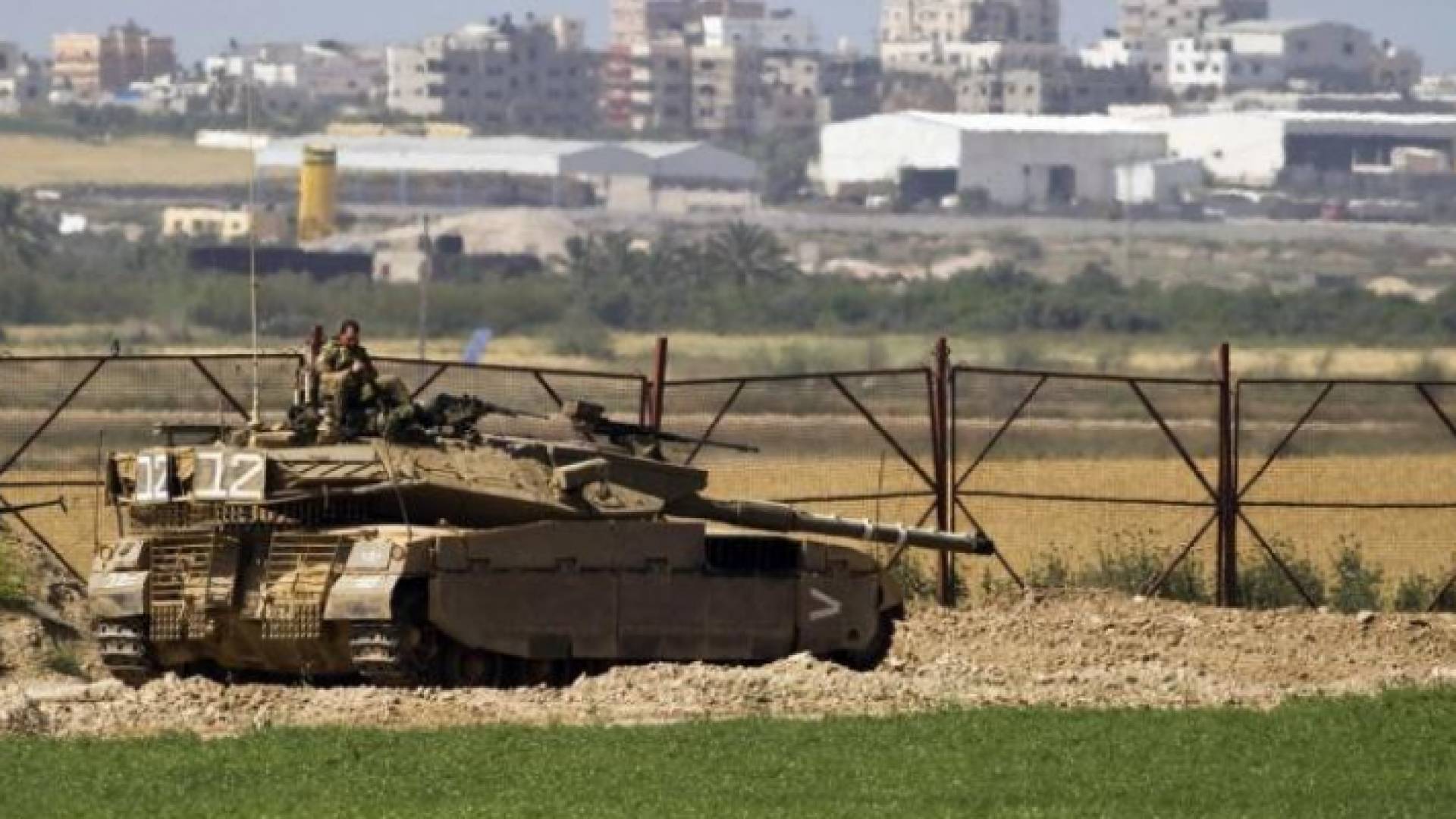 دبابة للاحتلال الإسرائيلي قرب الحدود مع غزة