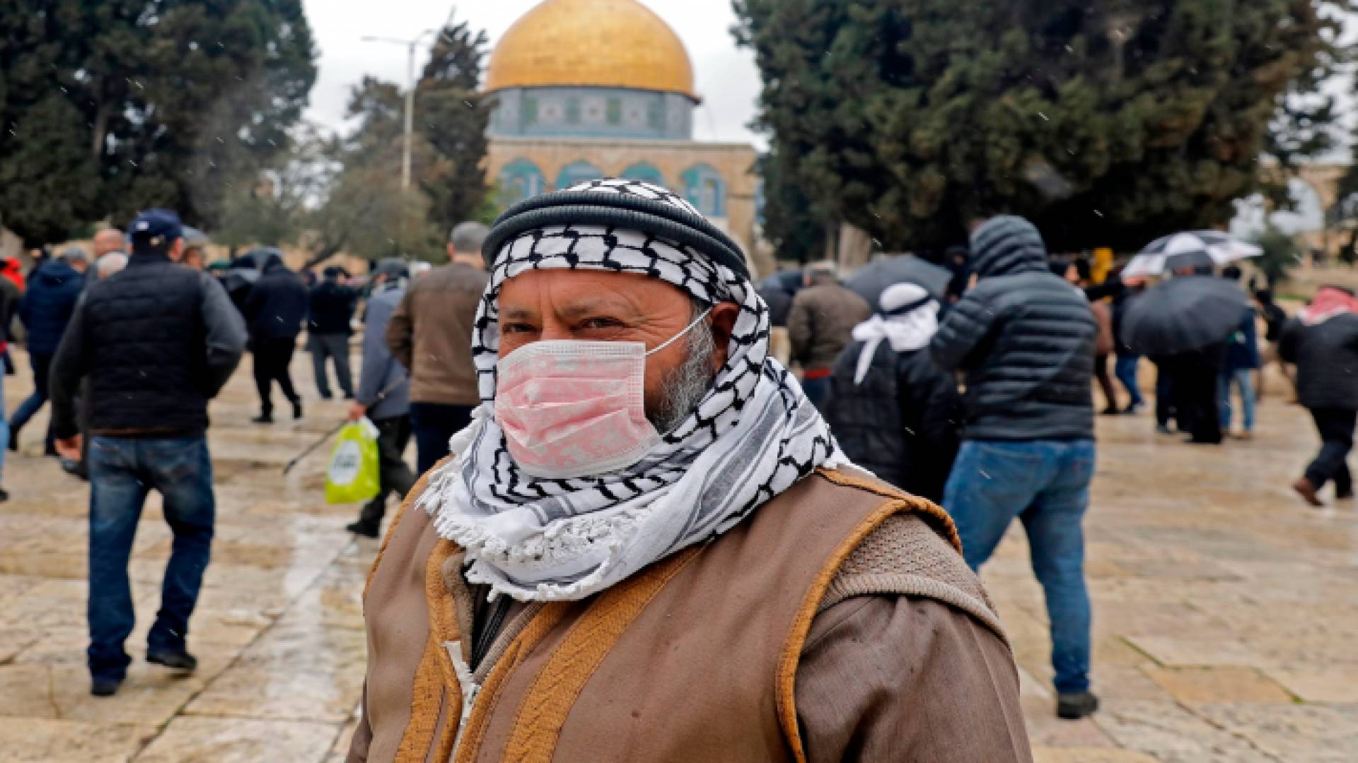 فلسطيني يرتدي كمامة كورونا في المسجد الأقصى