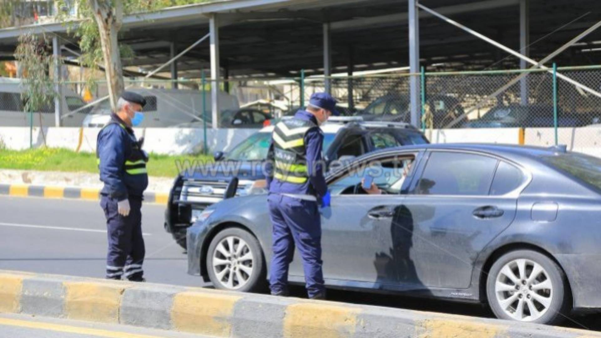 شرطيان يتحققان من تصريح أحد السائقين