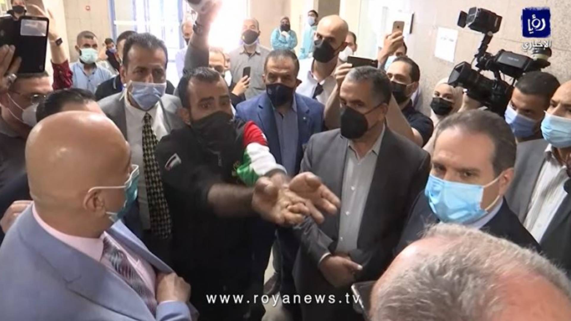 مواطن يعترض وزير الصحة