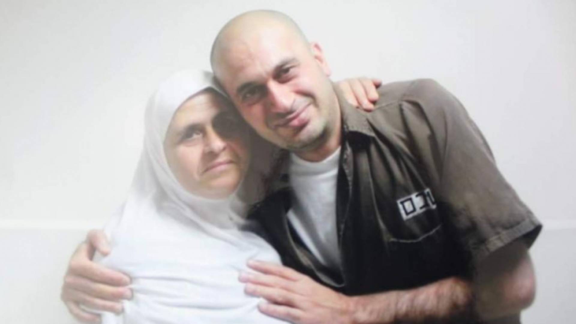 الأسير الفلسطيني ربيع أبو الرب ووالدته