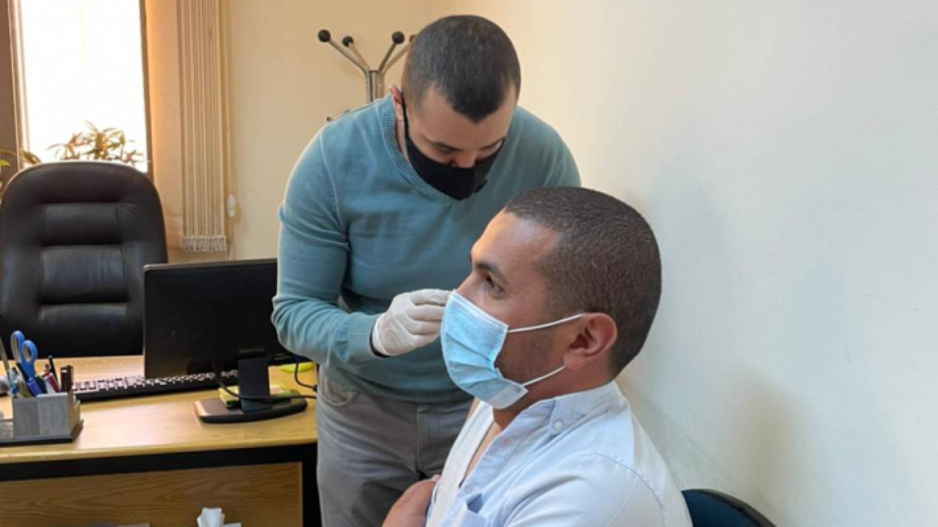 أحد موظفي المؤسسة العامة للغذاء والدواء يتلقى مطعوم كورونا