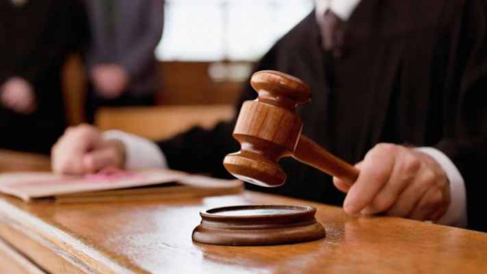 مطرقة قاضي - تعبيرية