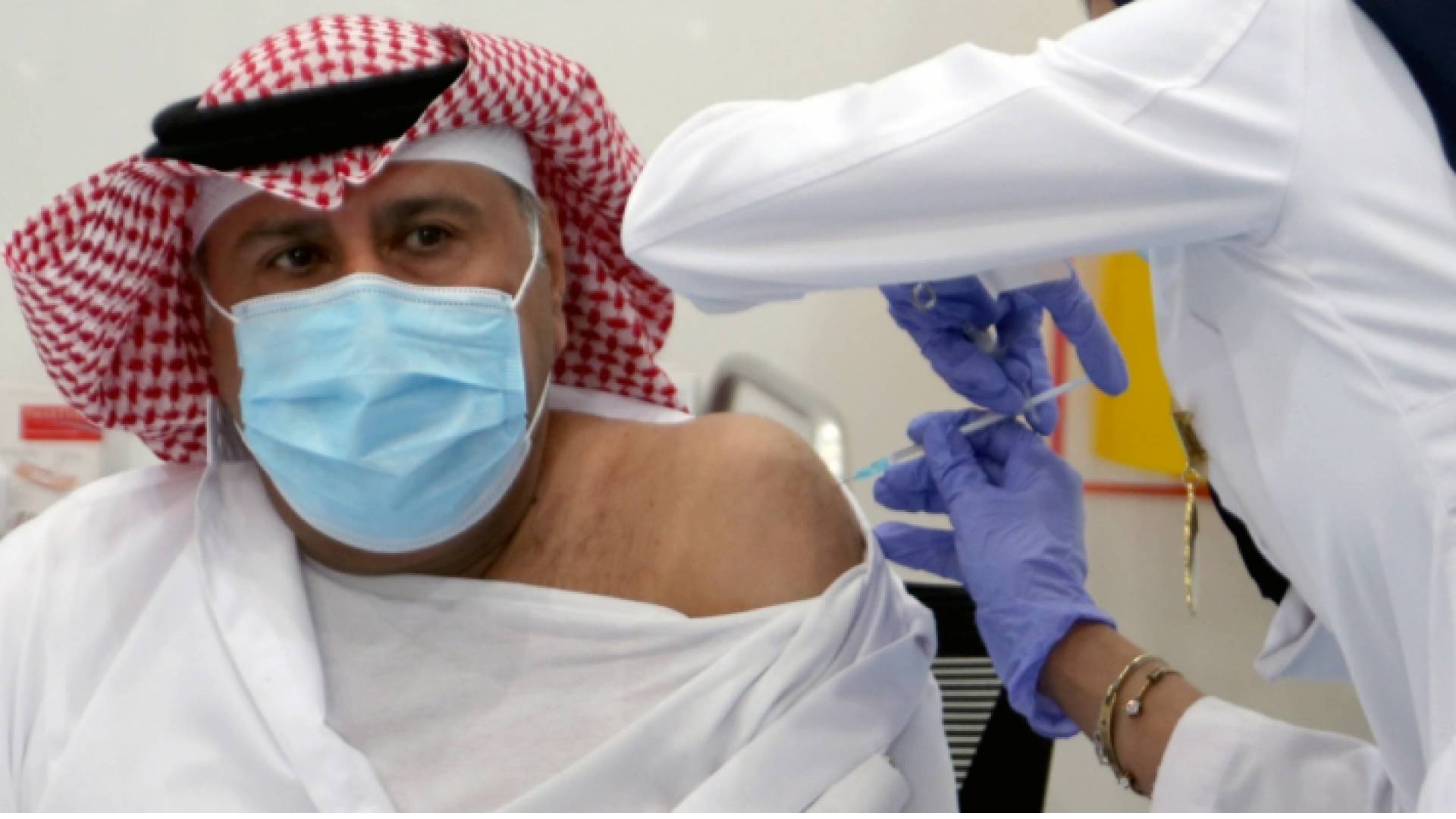 مواطن إماراتي يتلقى لقاح كورونا -ارشيفية