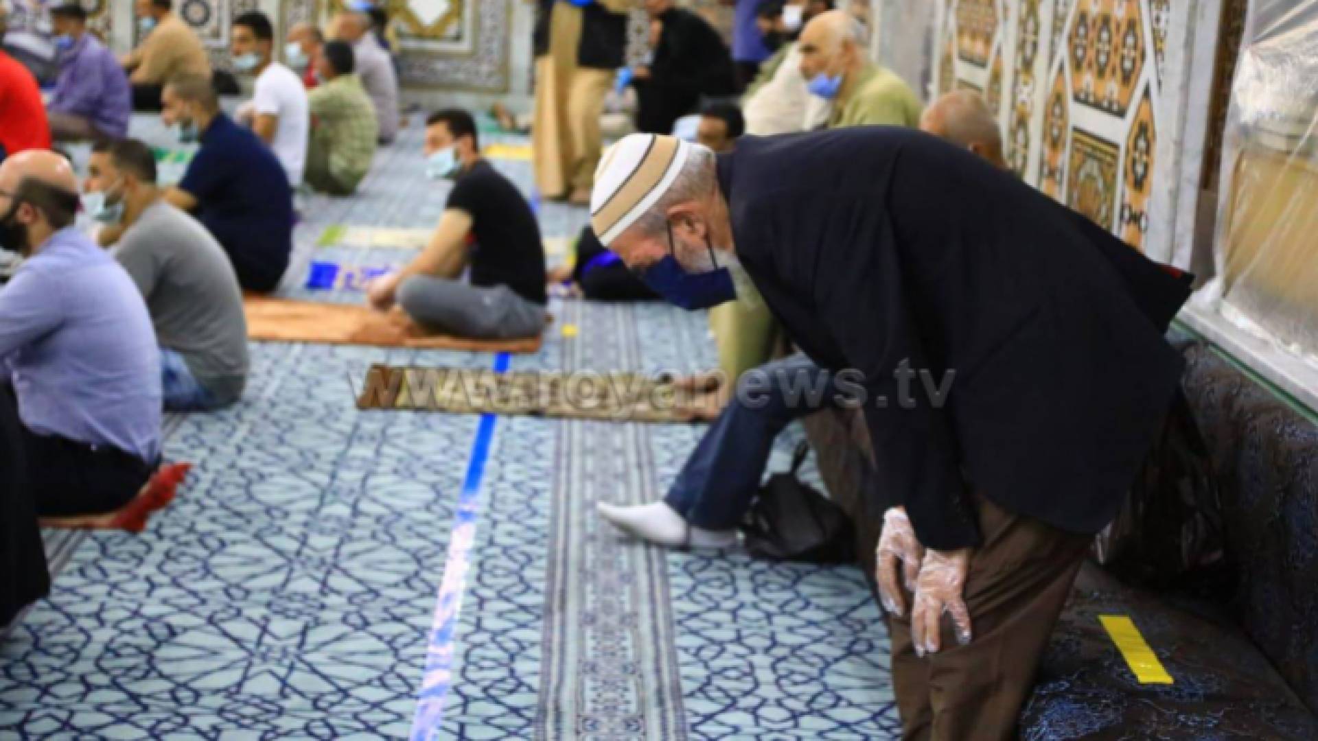 رجل يقوم بأداء الصلاة في أحد المساجد - أرشيفية