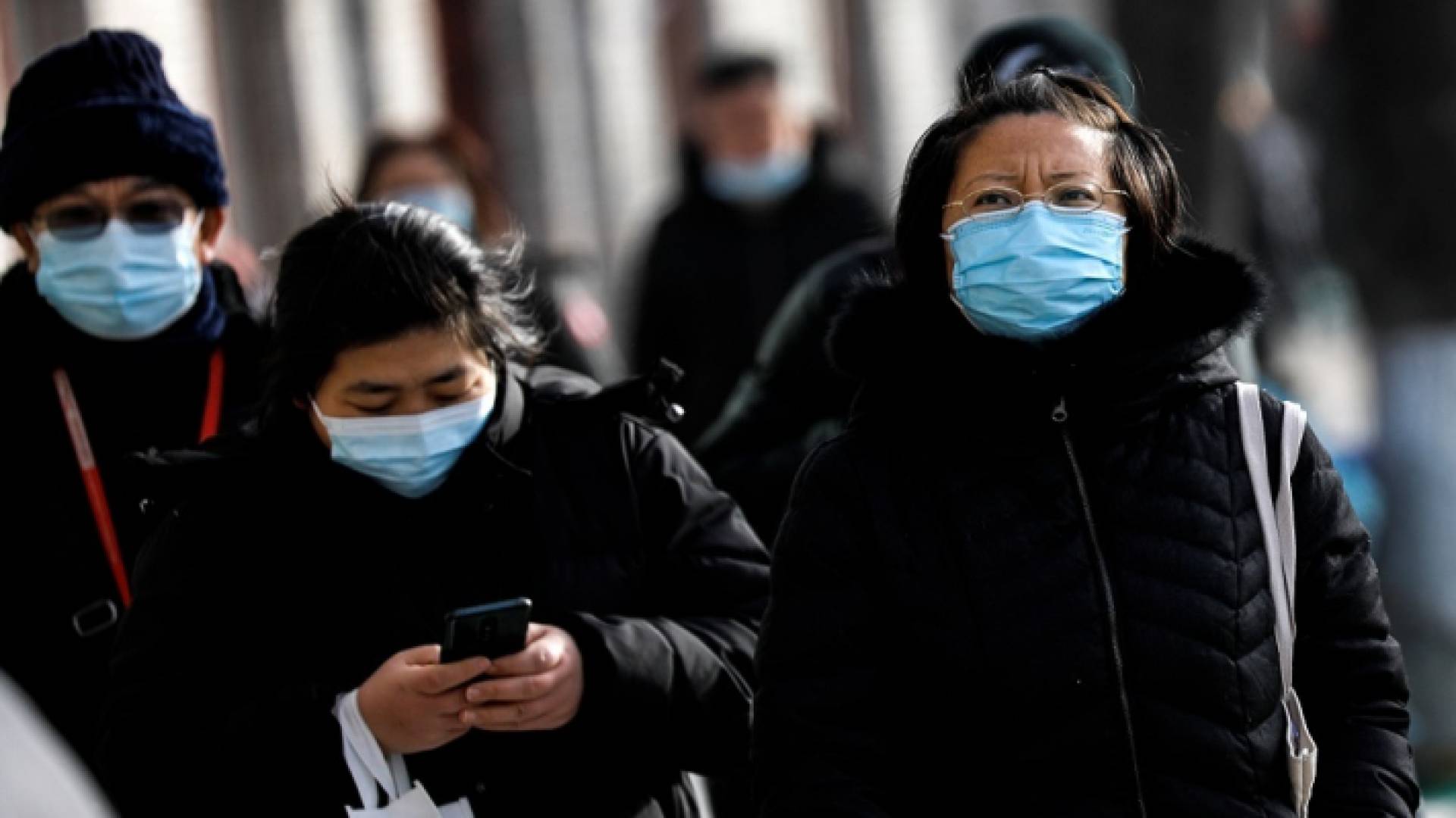 مواطنون صينيون في الشارع العام