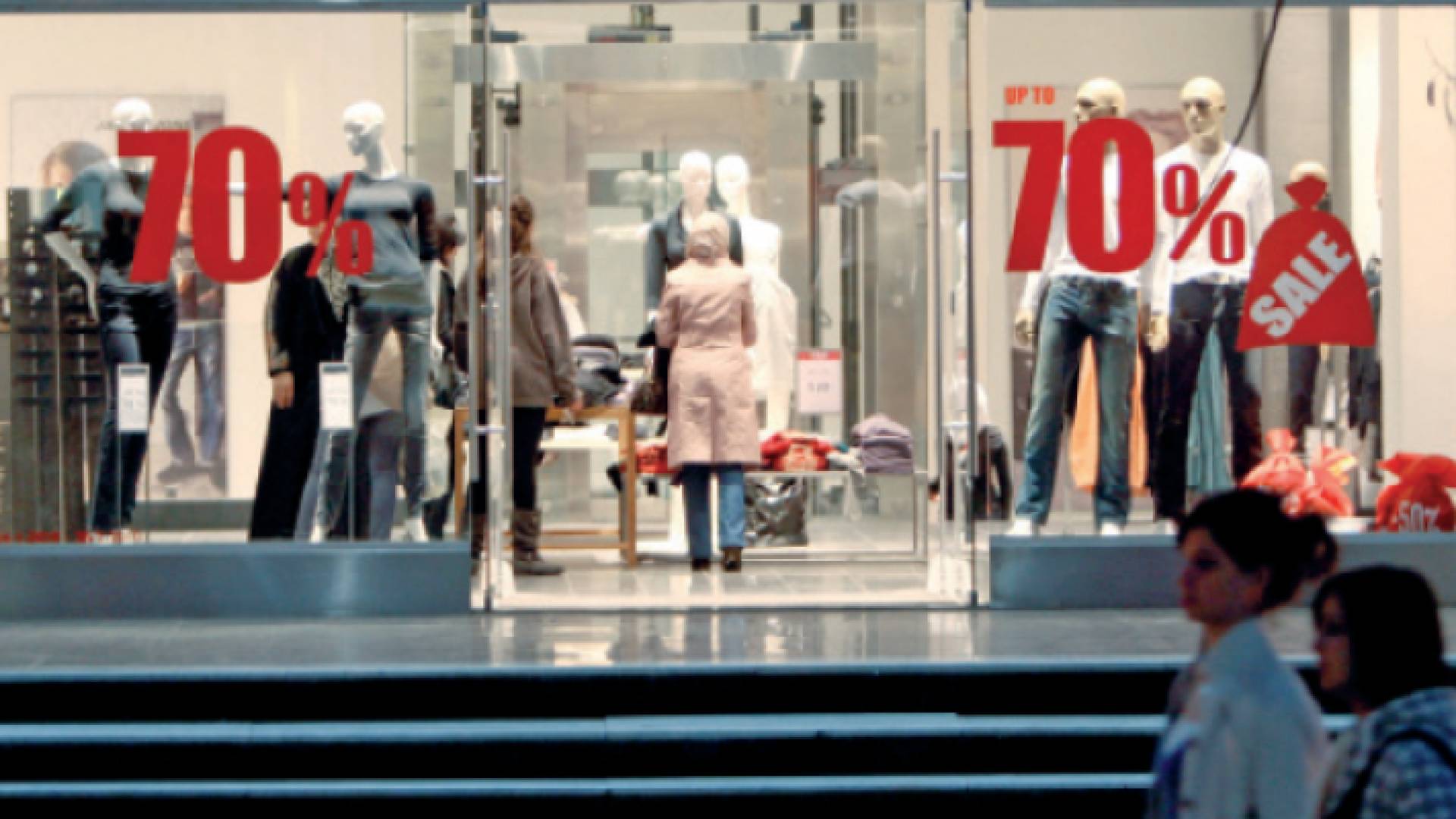 من أمام أحد محلات الألبسة في العاصمة عمان